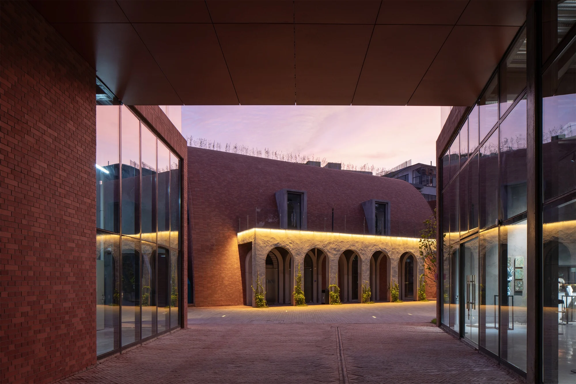 نمای آجری پایگاه شماره ۷ با معماری میراث سرامیک شیوان