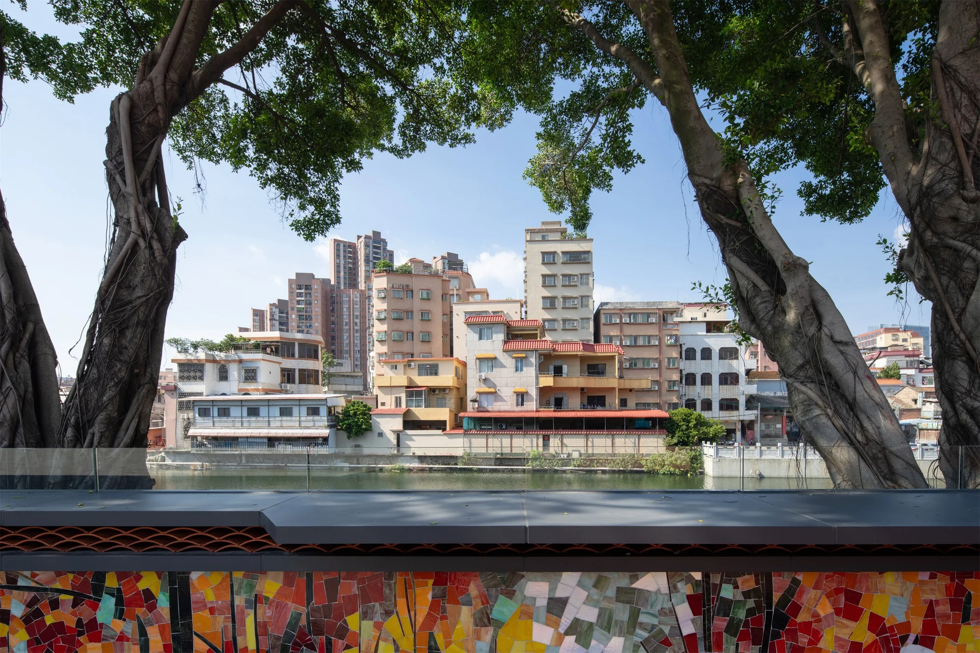 نمای بیرونی پایگاه شماره ۷ با متریال‌های پایدار و آجر