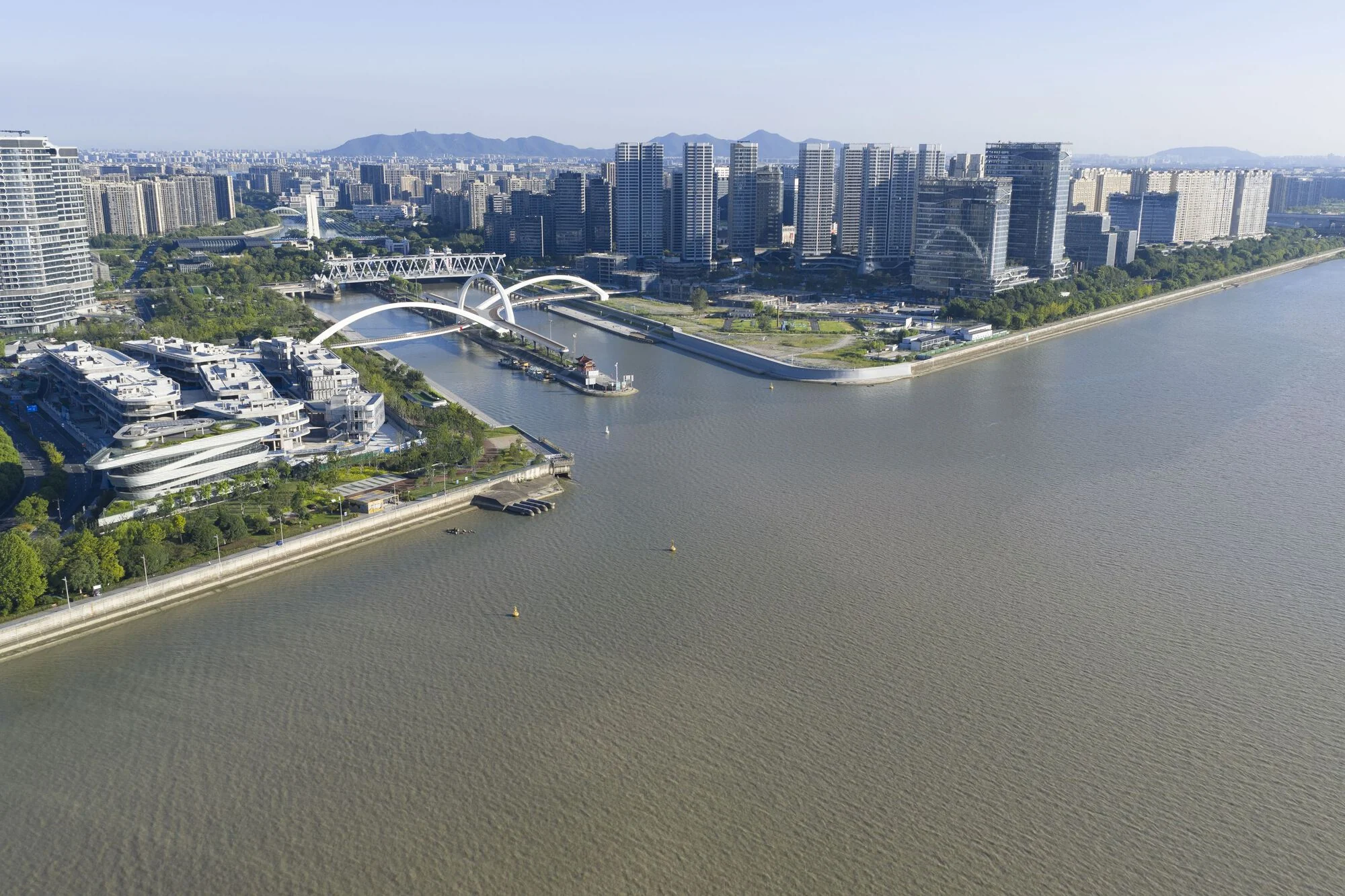 نمای تیر فولادی پل دروازه هانگژو با فرم موج‌دار