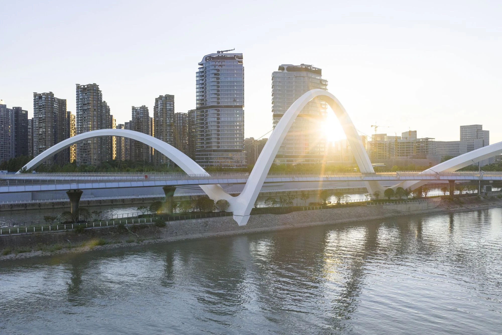 فضای داخلی پل دروازه با دکوراسیون پارامتریک و نور LED