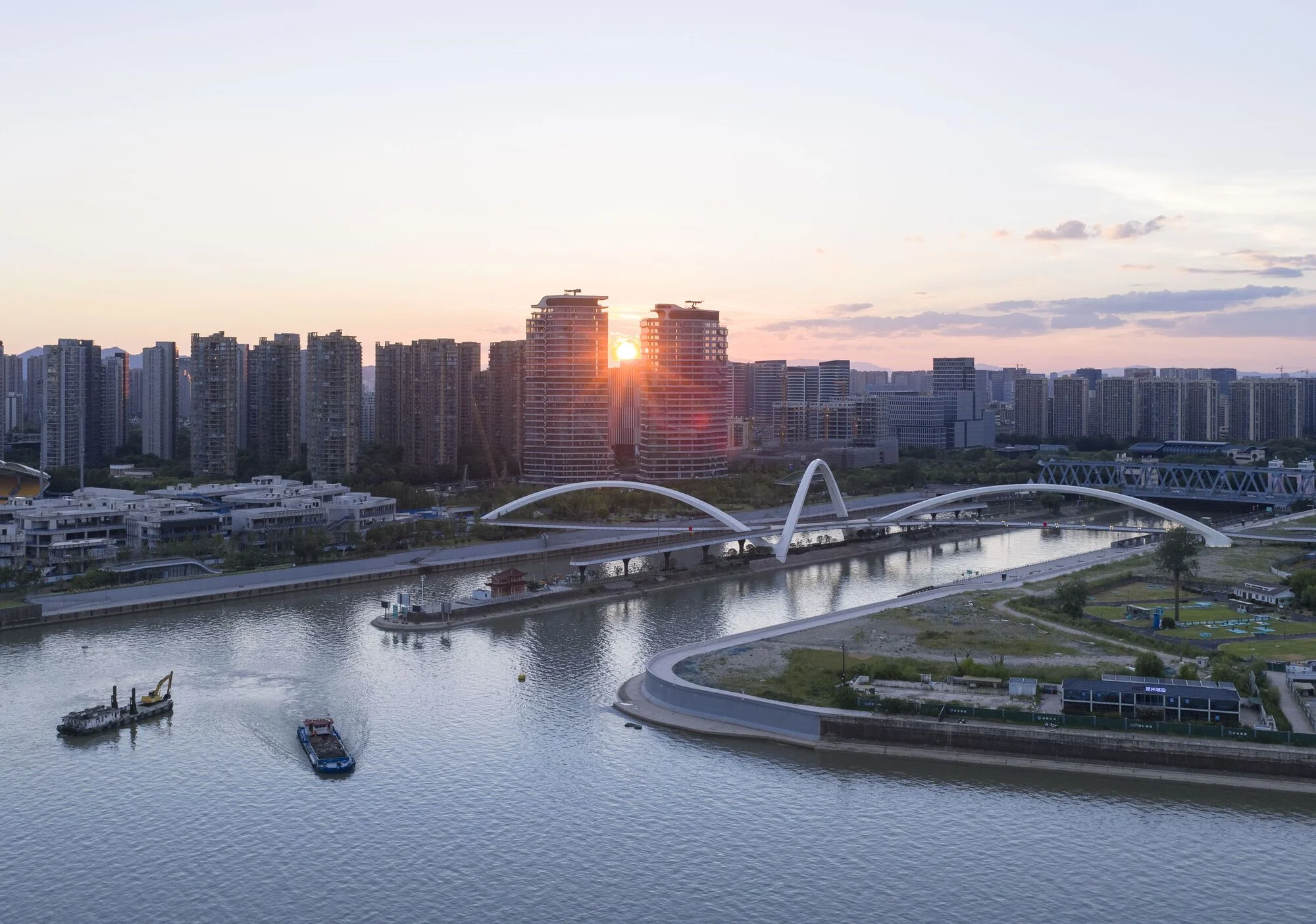 نمای بیرونی پل دروازه با متریال‌های فولادی پیشرفته