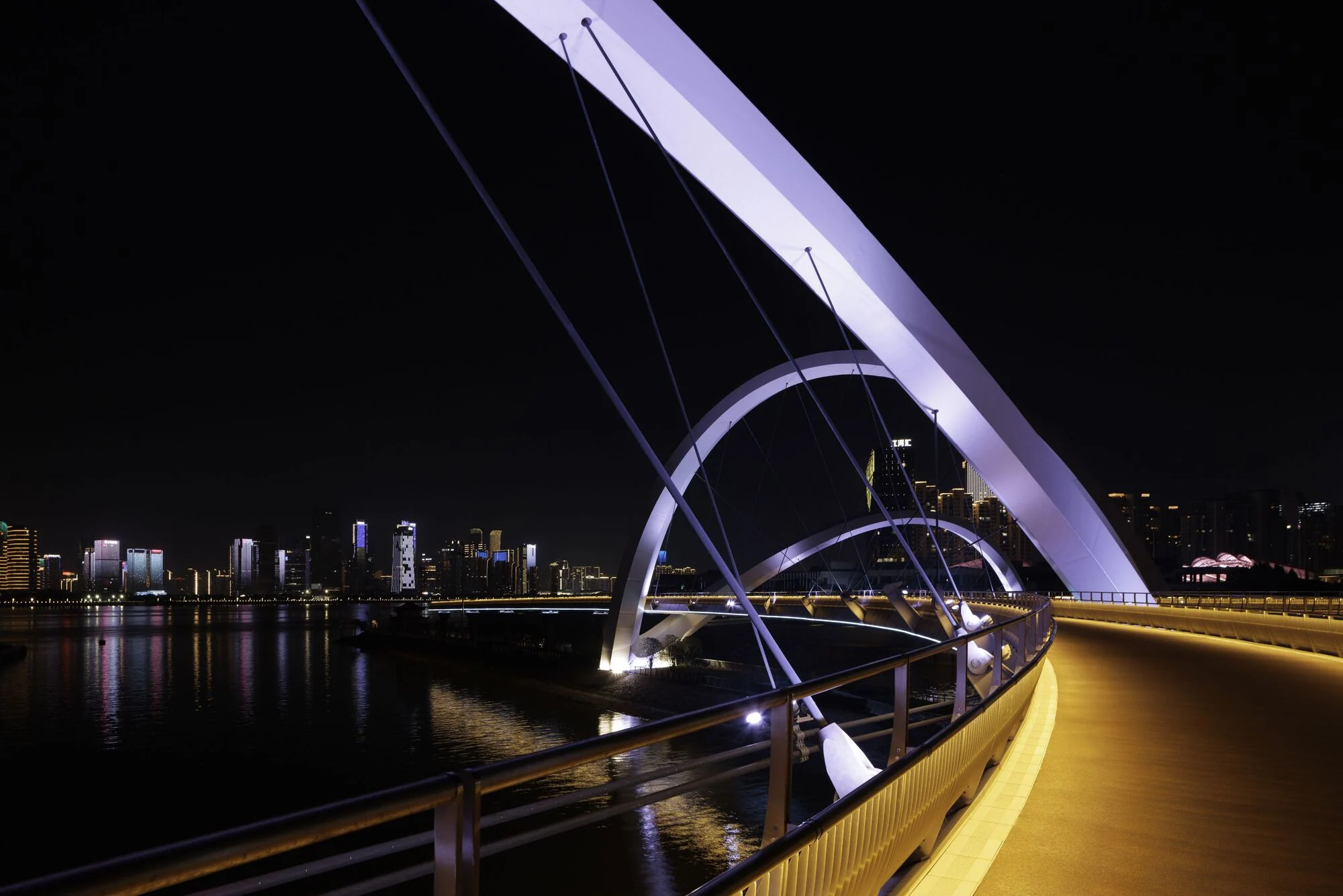 فضای داخلی پل دروازه با نور طبیعی و دکوراسیون مینیمال