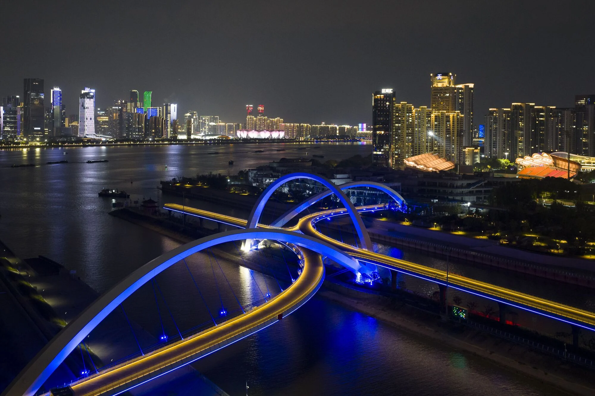 نمای موج‌دار پل دروازه هانگژو در شب