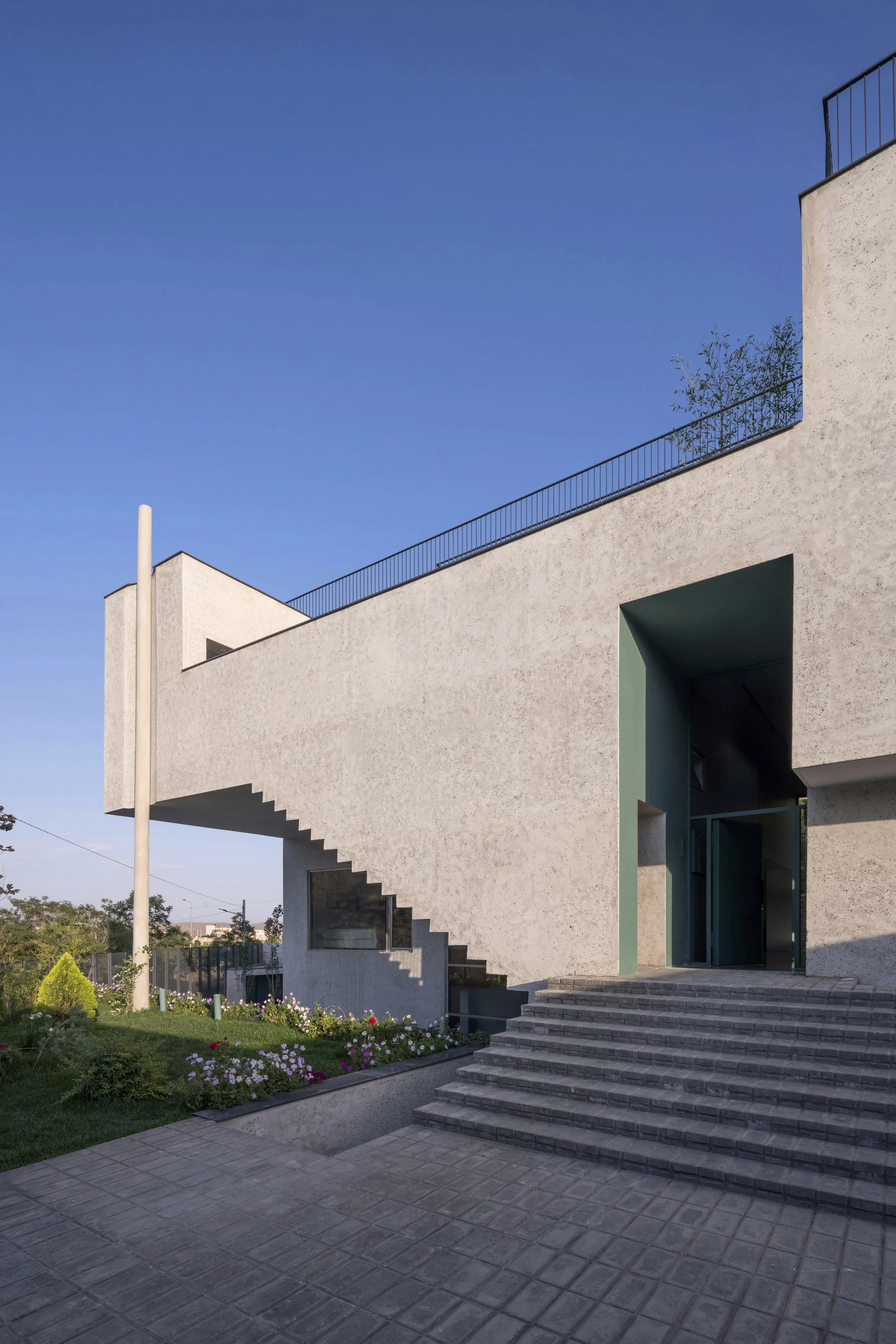 پلان معماری ویلا و نیم با مساحت 520 مترمربع و فرم لانهمانند