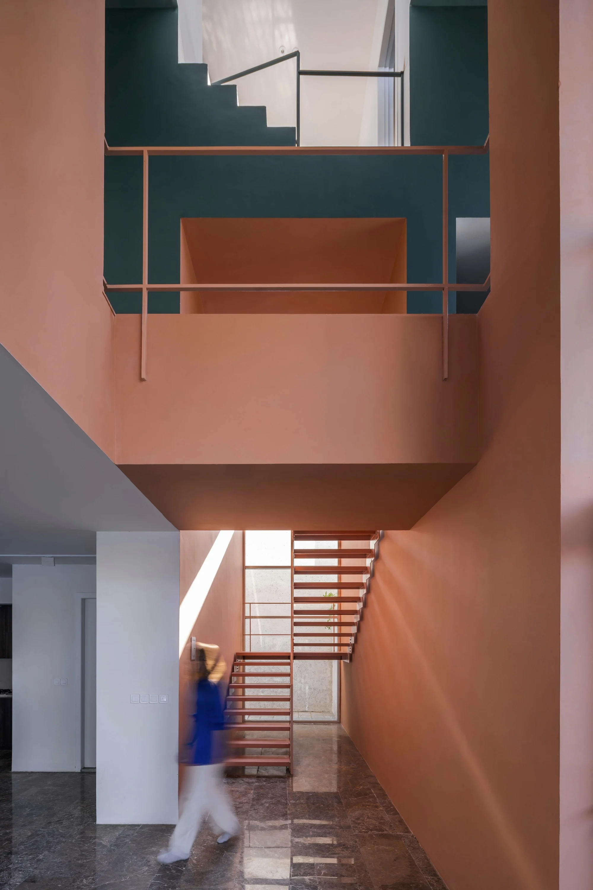 فضای پله داخلی ویلا و نیم با متریال چوب و نور طبیعی