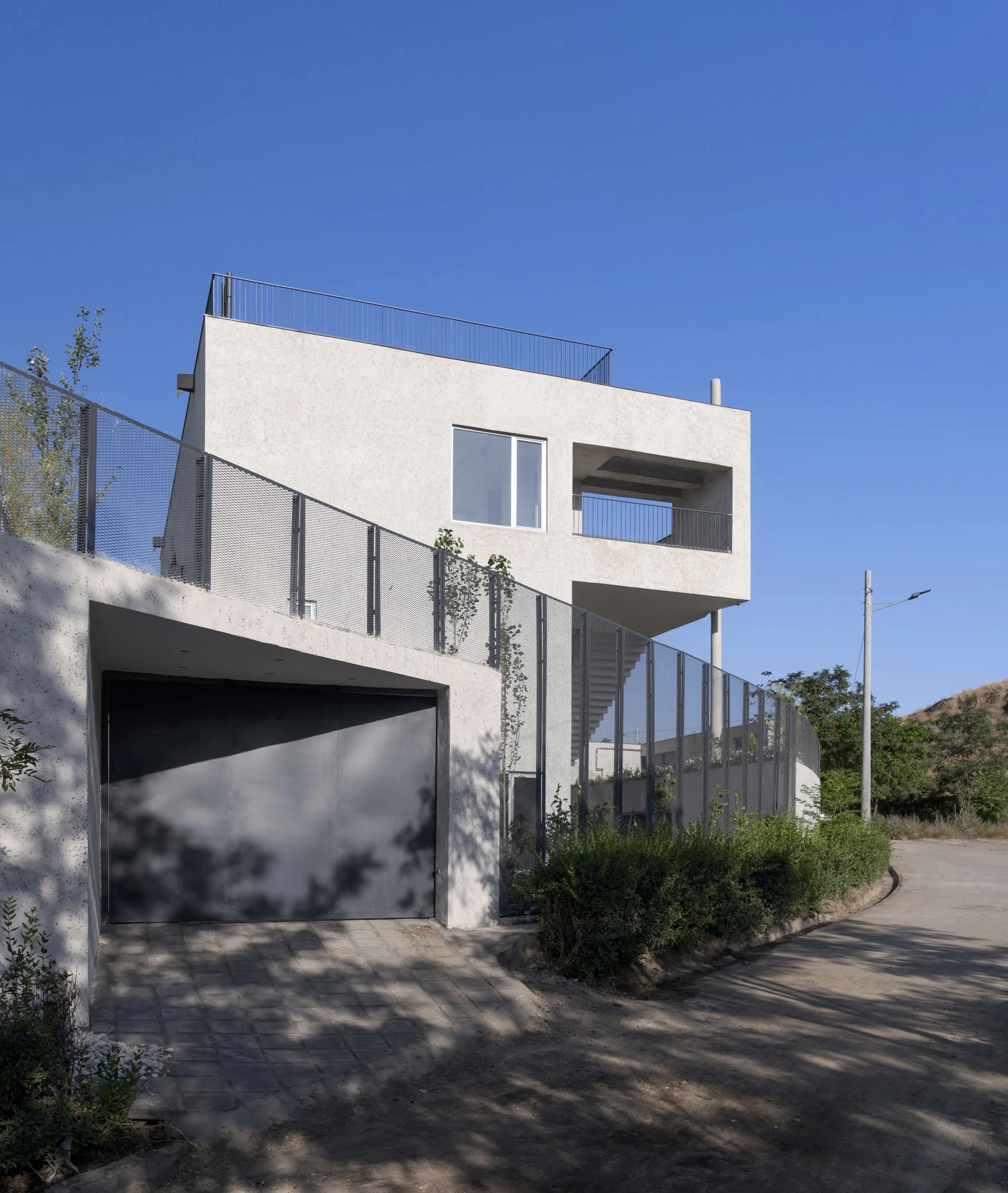 نمای پله ویلا و نیم با معماری معاصر و لمسههای چوبی