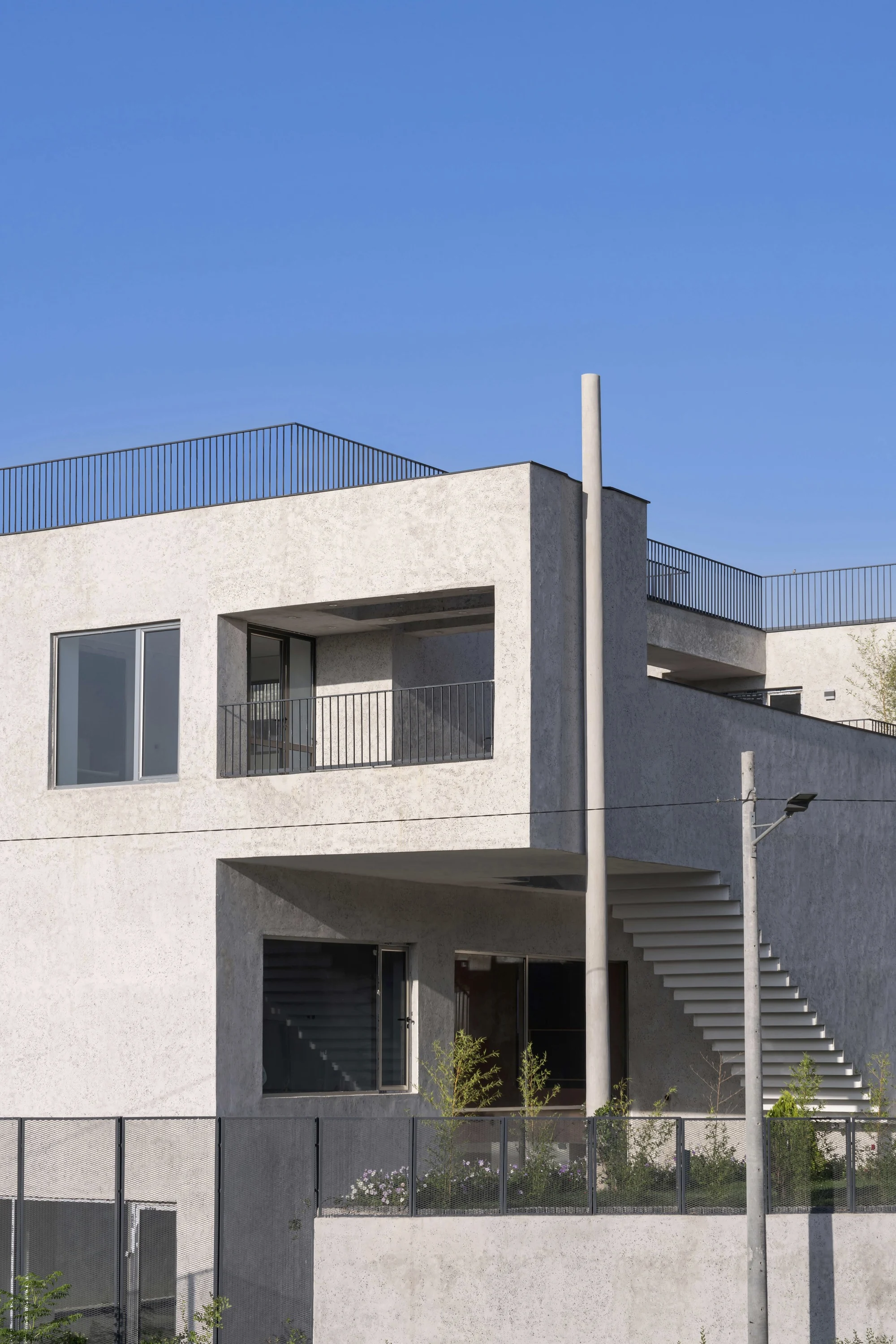 فضای داخلی ویلا و نیم با نورپردازی حرفهای و دکور مینیمال