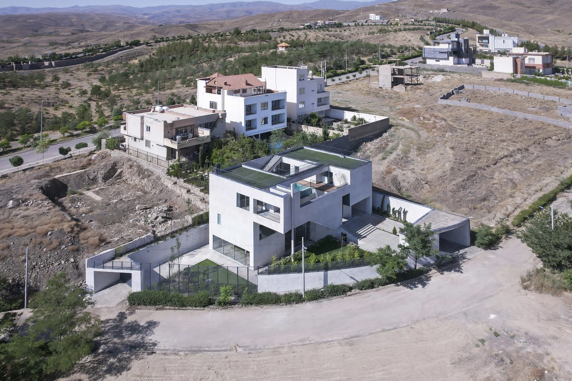 نمای بیرونی ویلا و نیم با متریالهای طبیعی و پایدار