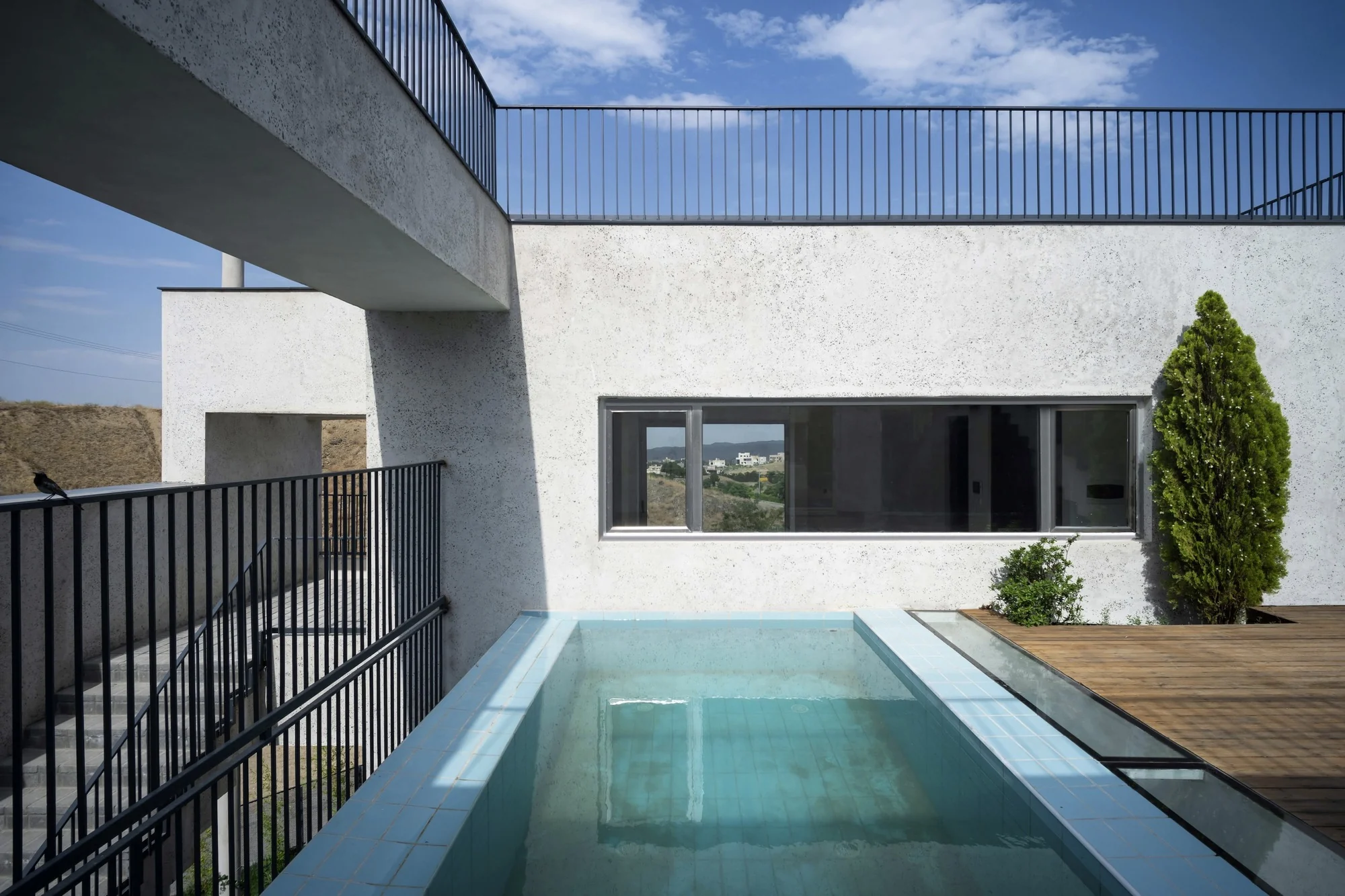 فضای داخلی ویلا و نیم با نور طبیعی و دکوراسیون خلاقانه