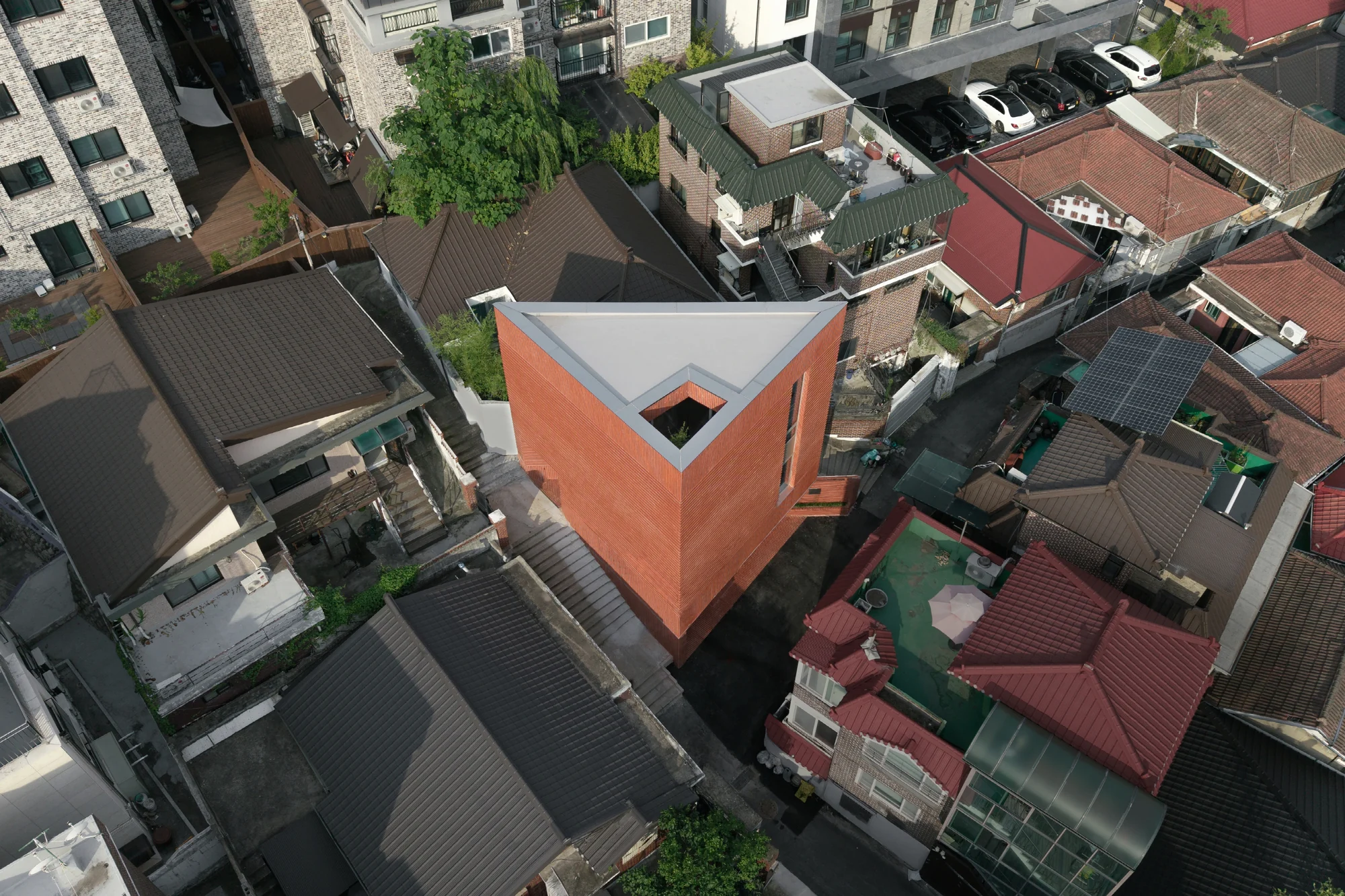 نمای خارجی ساختمان لایهای با چوب و آجر در طراحی Atelier ITCH