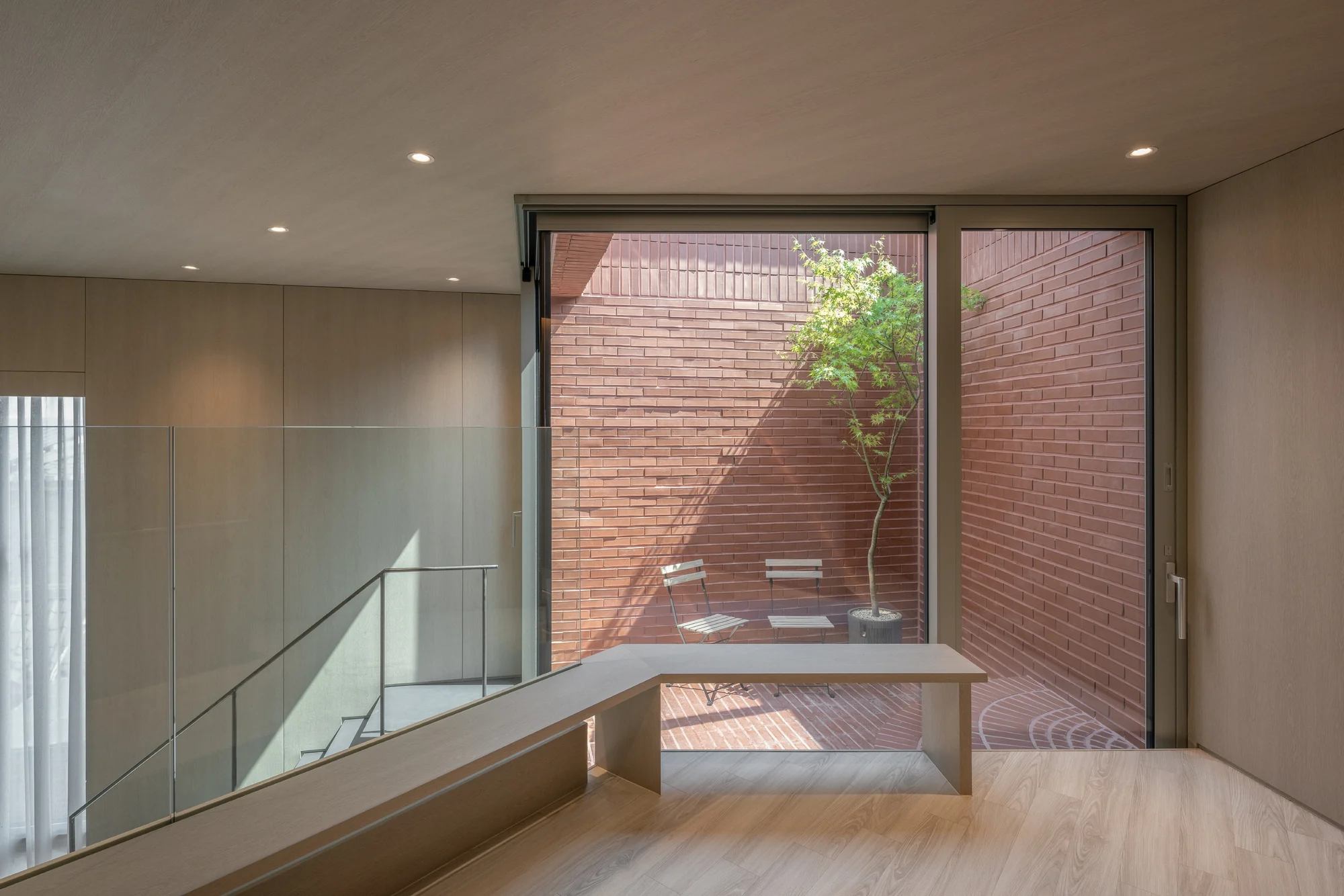 فضای پله داخلی ساختمان لایهای با چوب و نور طبیعی