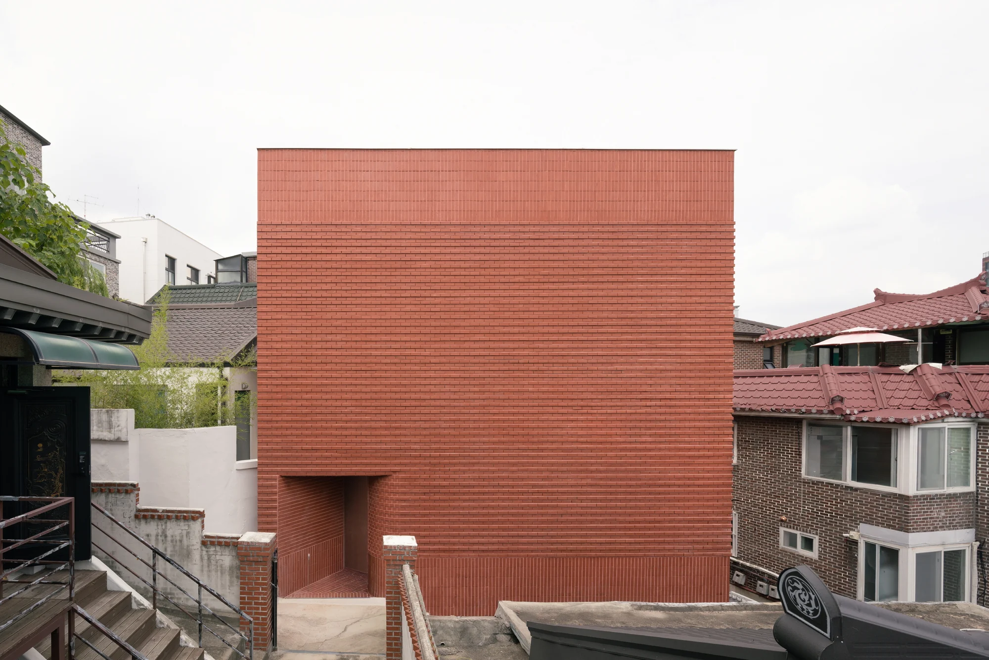 نمای بیرونی ساختمان لایهای با لایههای چوبی و آجری