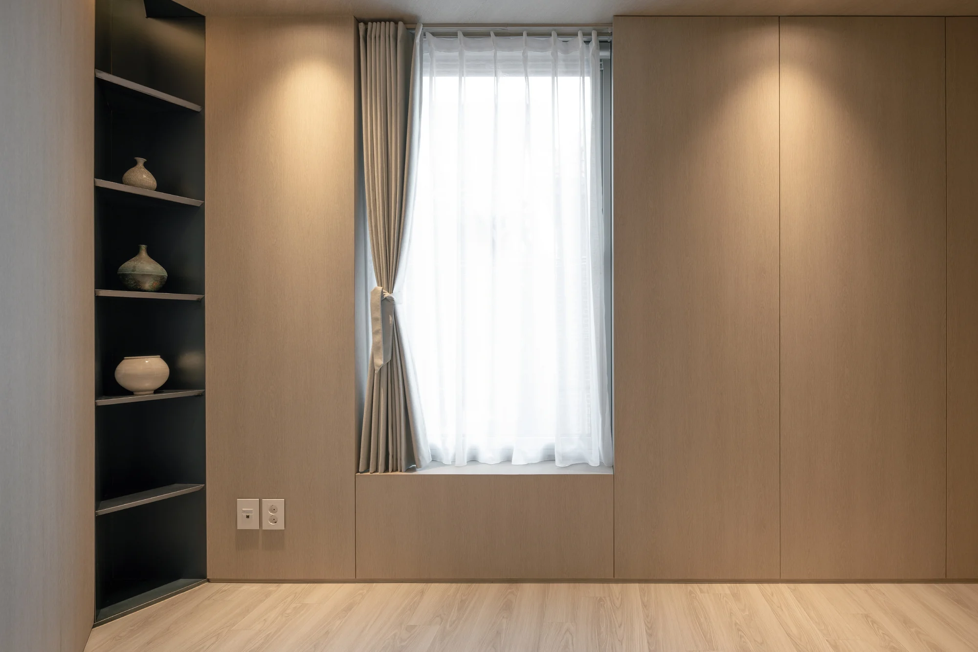 نمای خارجی ساختمان لایهای با طراحی یوریم لی