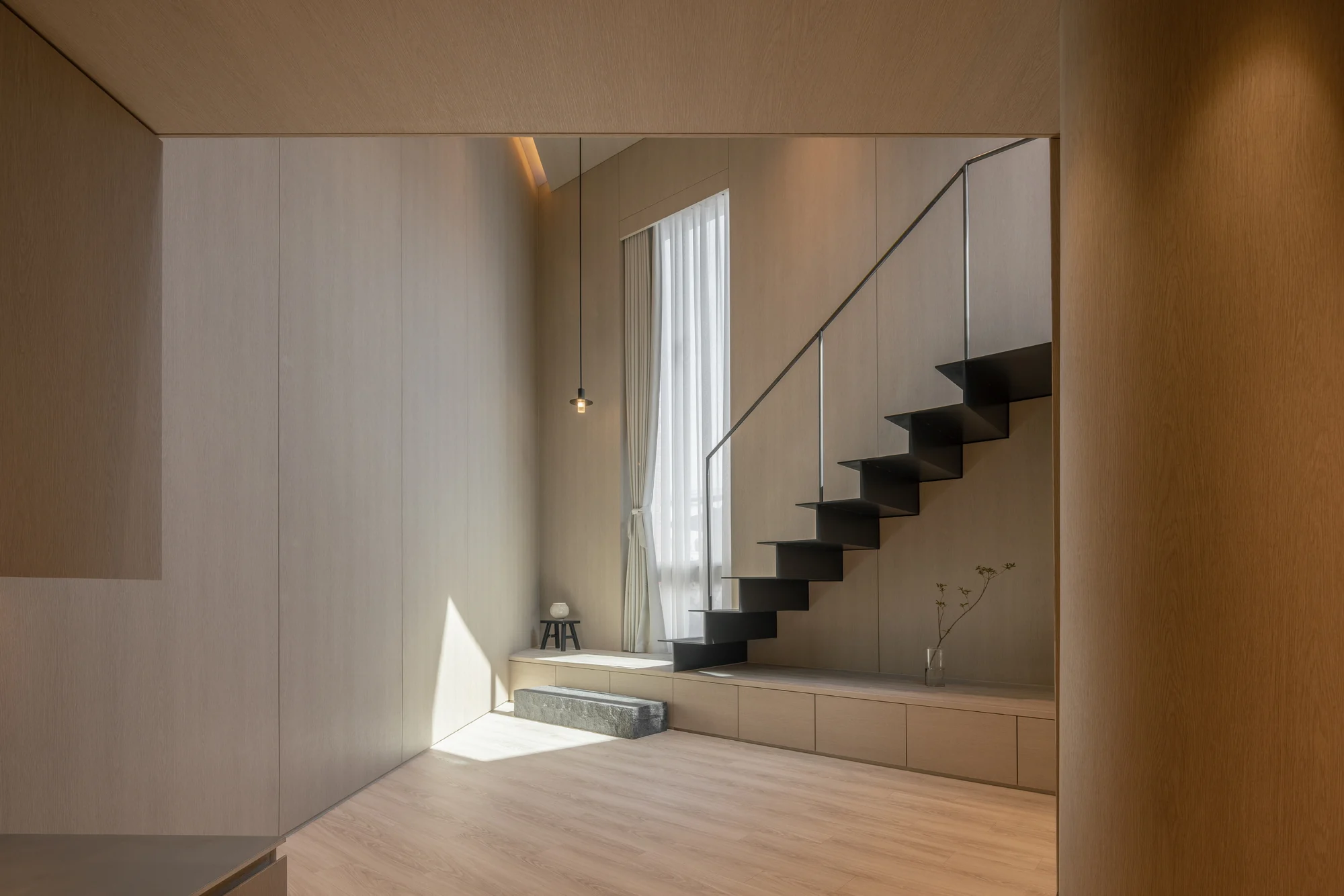 فضای داخلی ساختمان لایهای با دکوراسیون مینیمال