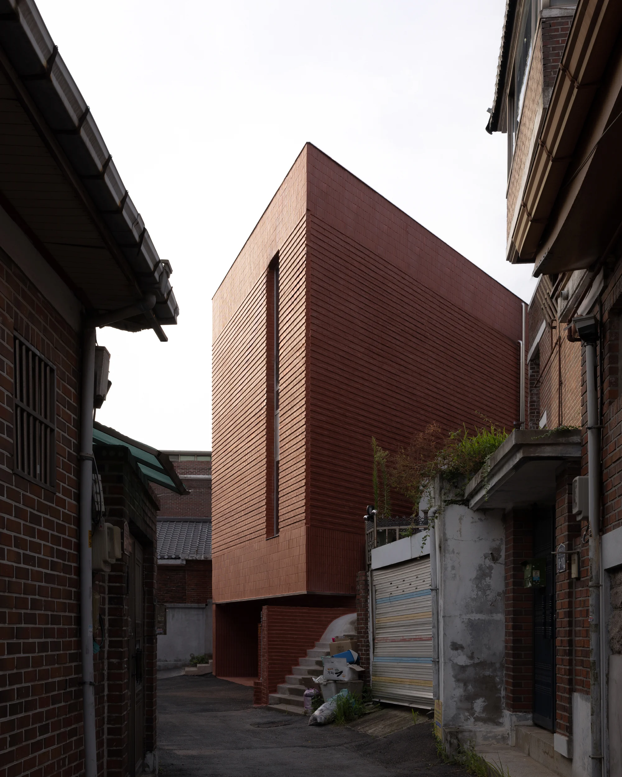 طراحی معماری ساختمان لایهای با تفسیر خلاق محدودیت