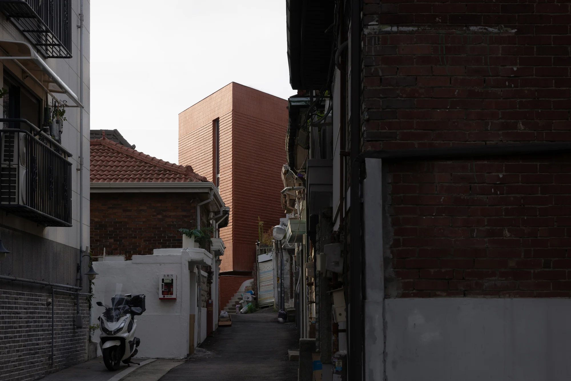 نمای بیرونی ساختمان لایهای با متریالهای طبیعی