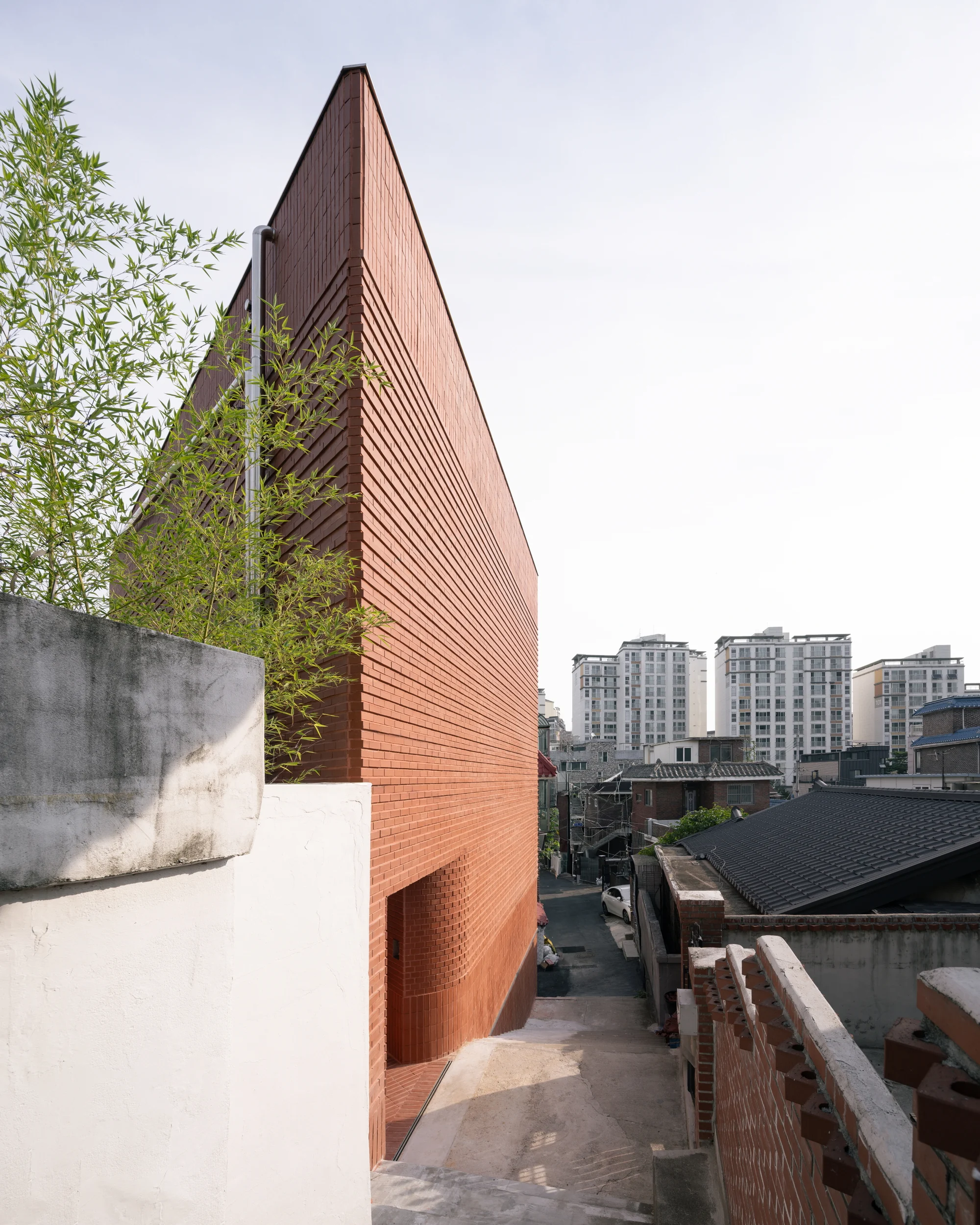 فضای داخلی ساختمان لایهای با نور طبیعی و دکور