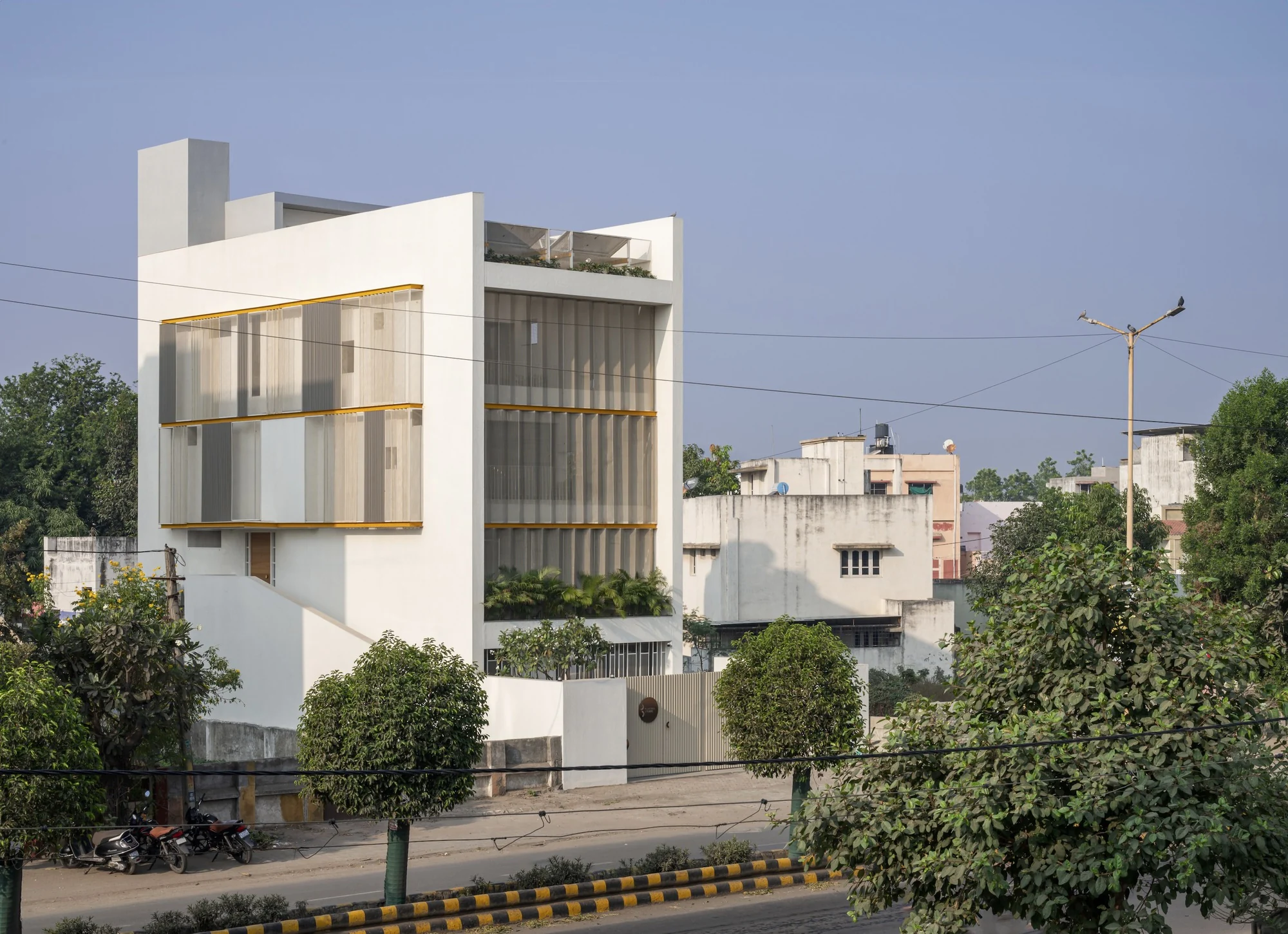 نمای داخلی پلات 33 با پنجره و نما در طراحی playball studio