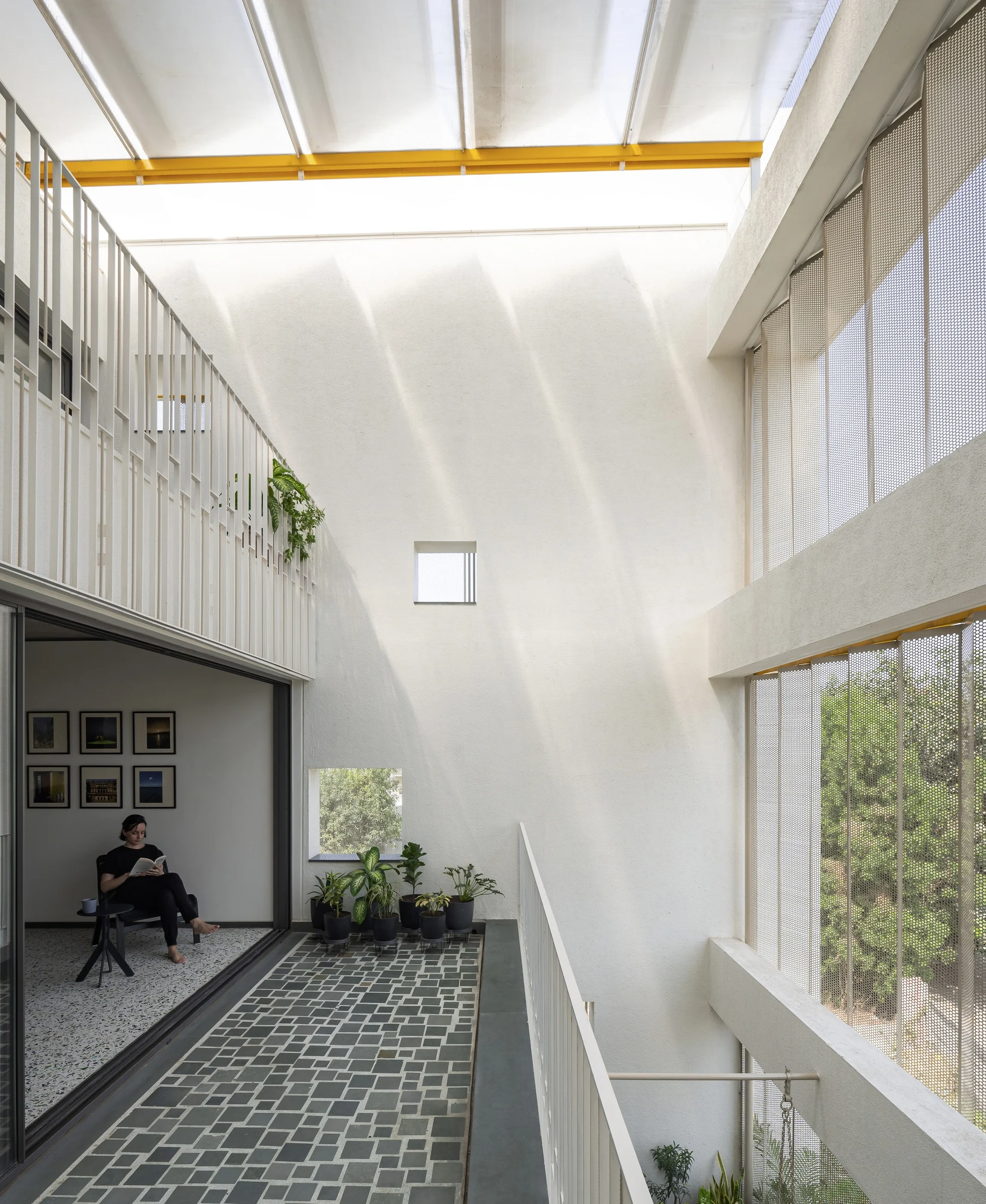 پلان معماری پلات 33 با زمین 10×24 متر و تعادل داخل-خارج