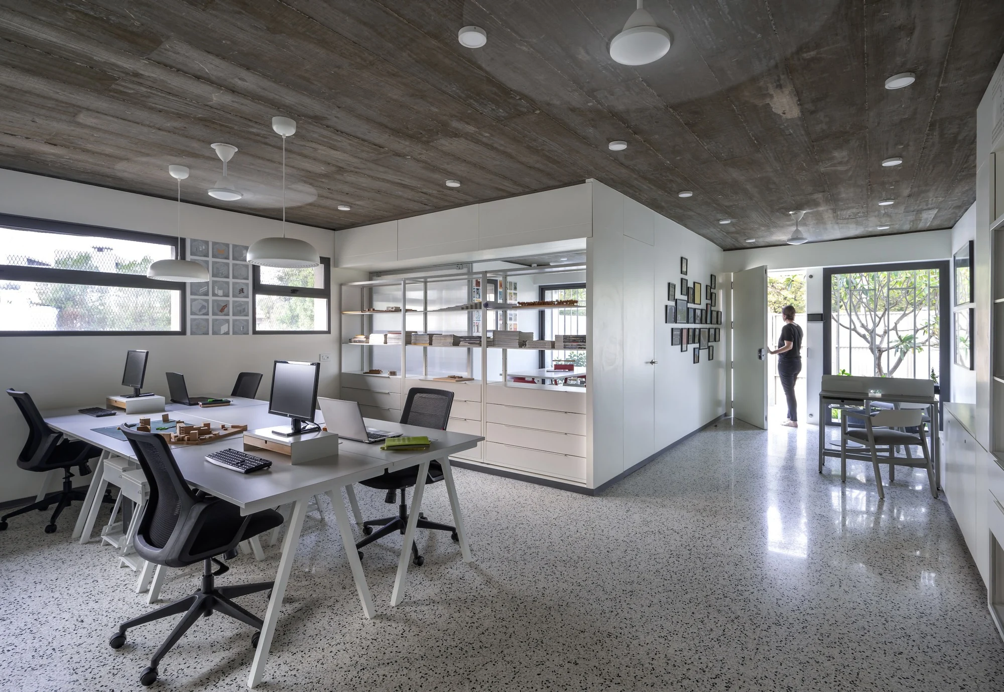 فضای غذاخوری پلات 33 با میز، صندلی و نور طبیعی