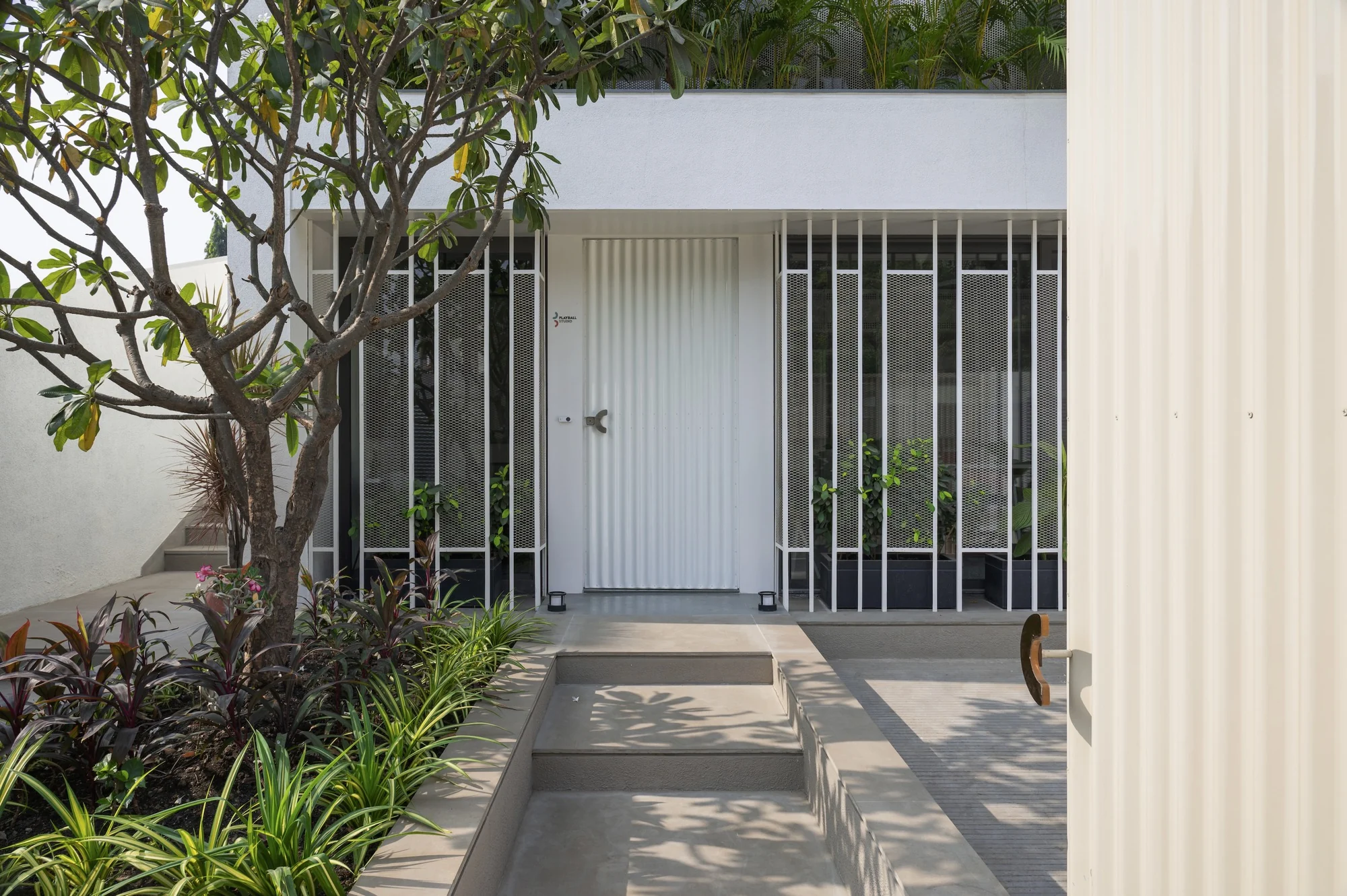 فضای داخلی پلات 33 با نور طبیعی و دکور