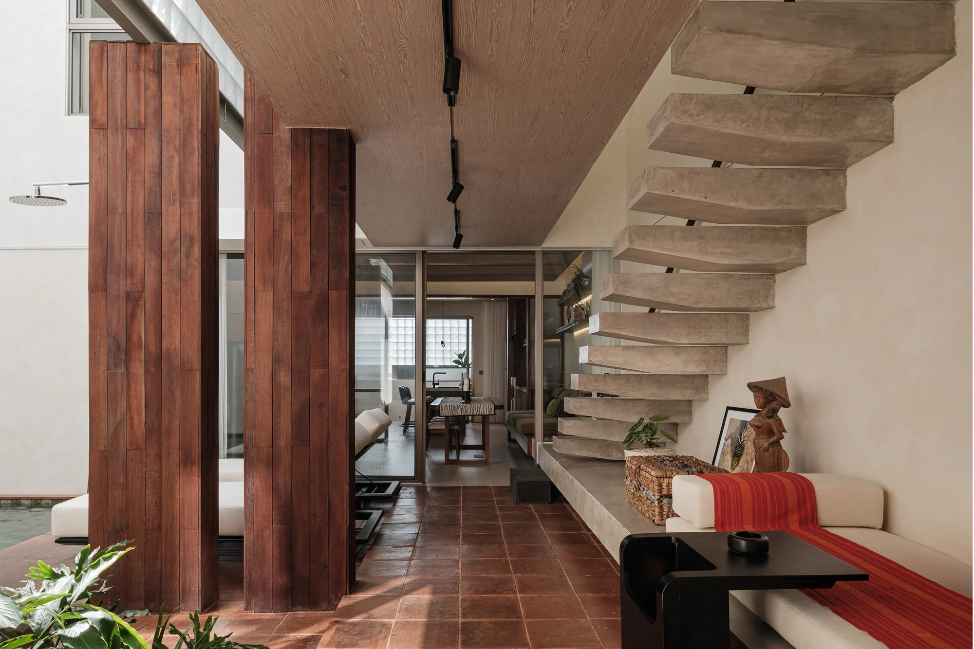 فضای نشیمن ویلا سیپات و ساو با نور طبیعی