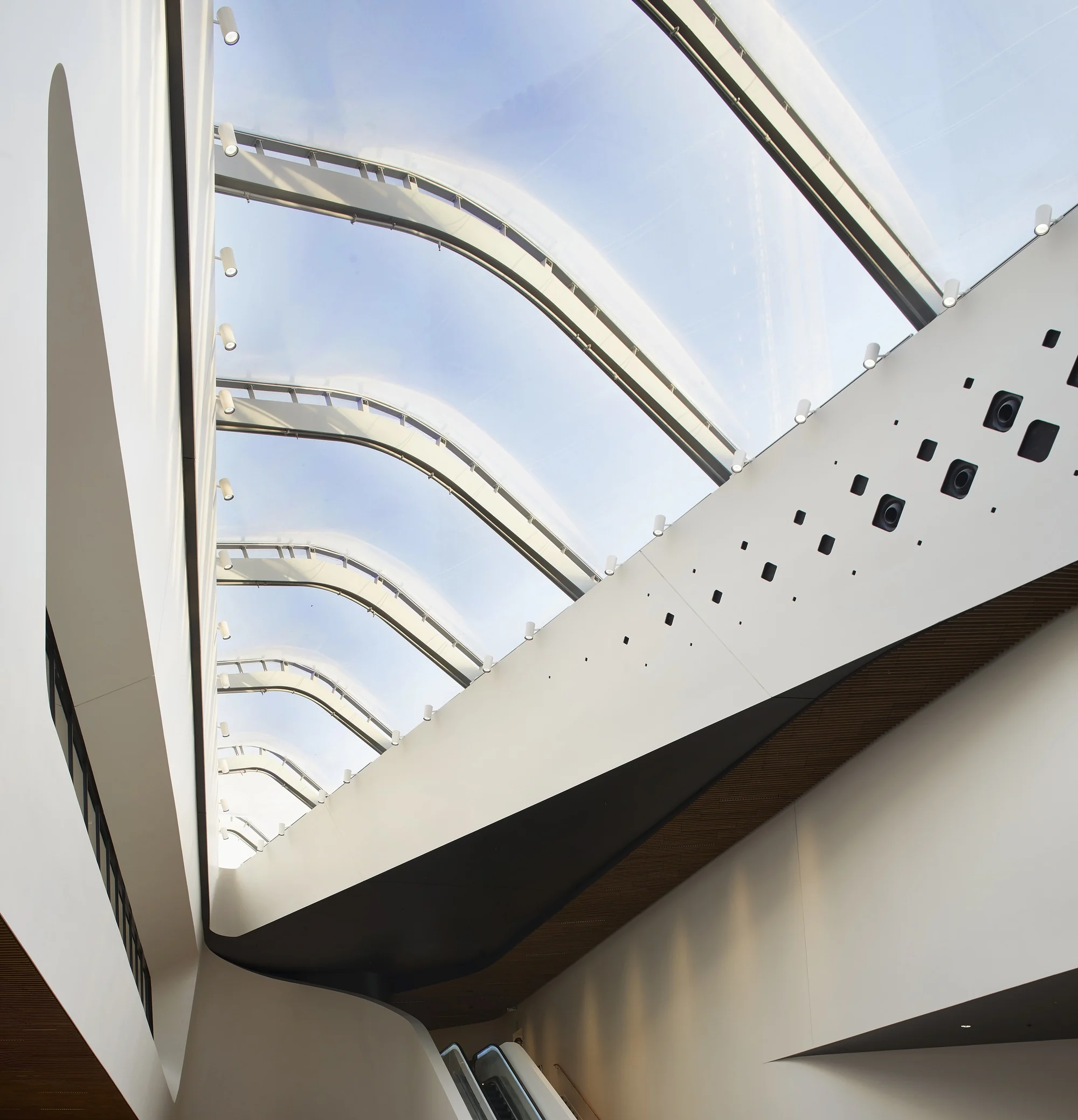 فضای داخلی منطقه خرید CityLife با سالن غذا و رستورانها