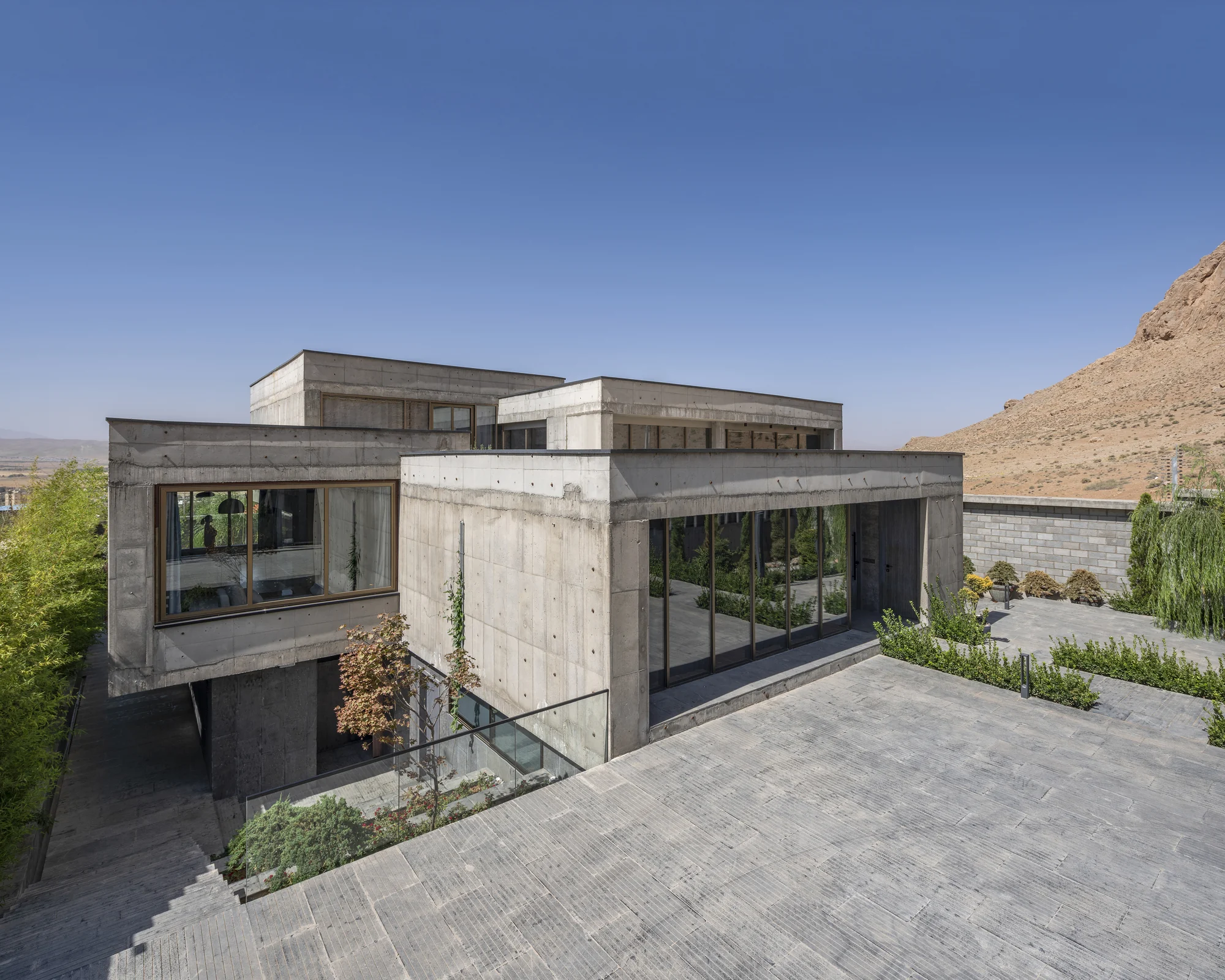 پلان معماری ویلا باغ شهر با مساحت 460 مترمربع و شیب 7%