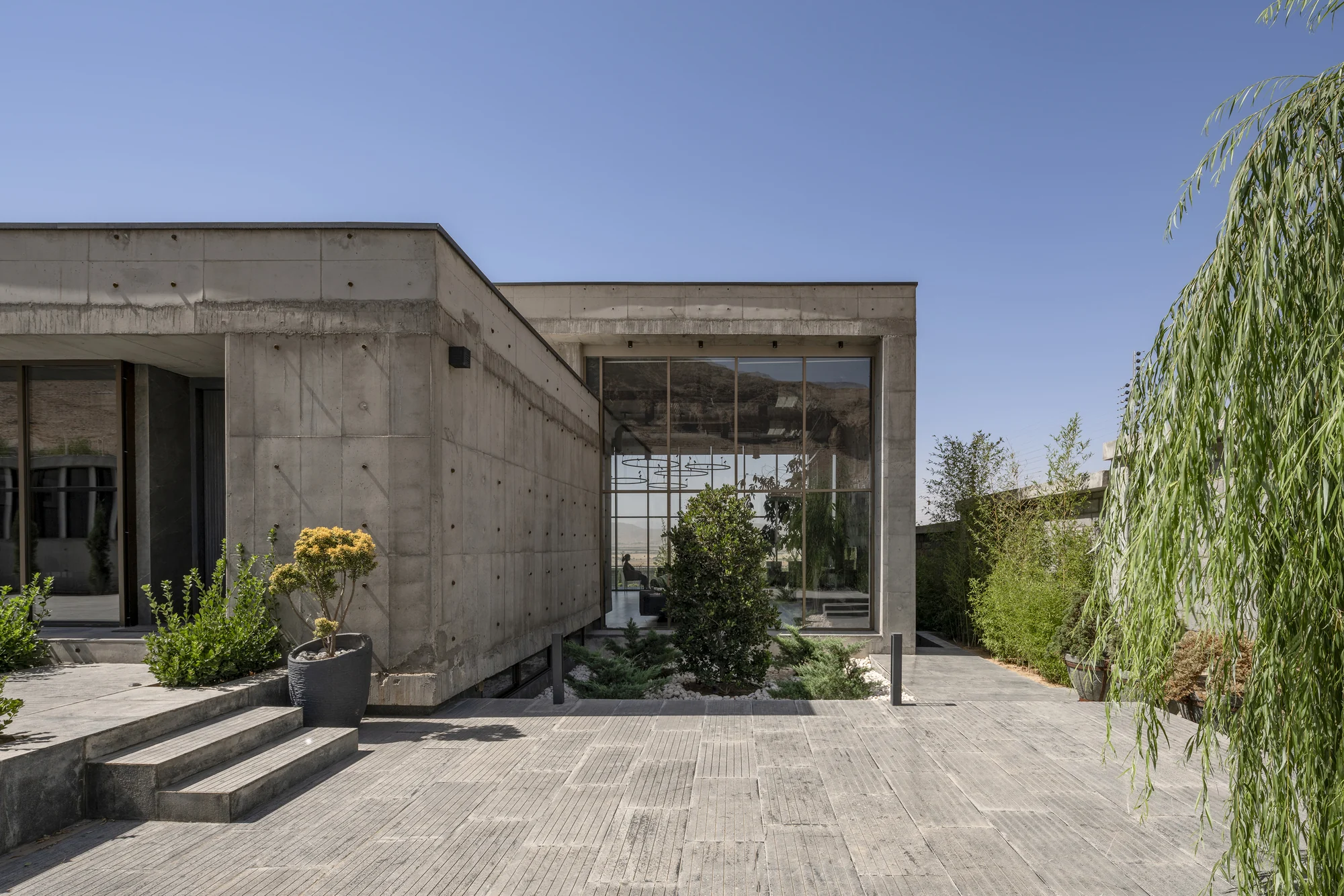 پلان باز فضای داخلی ویلا باغ شهر با نقد ساختار دومینو