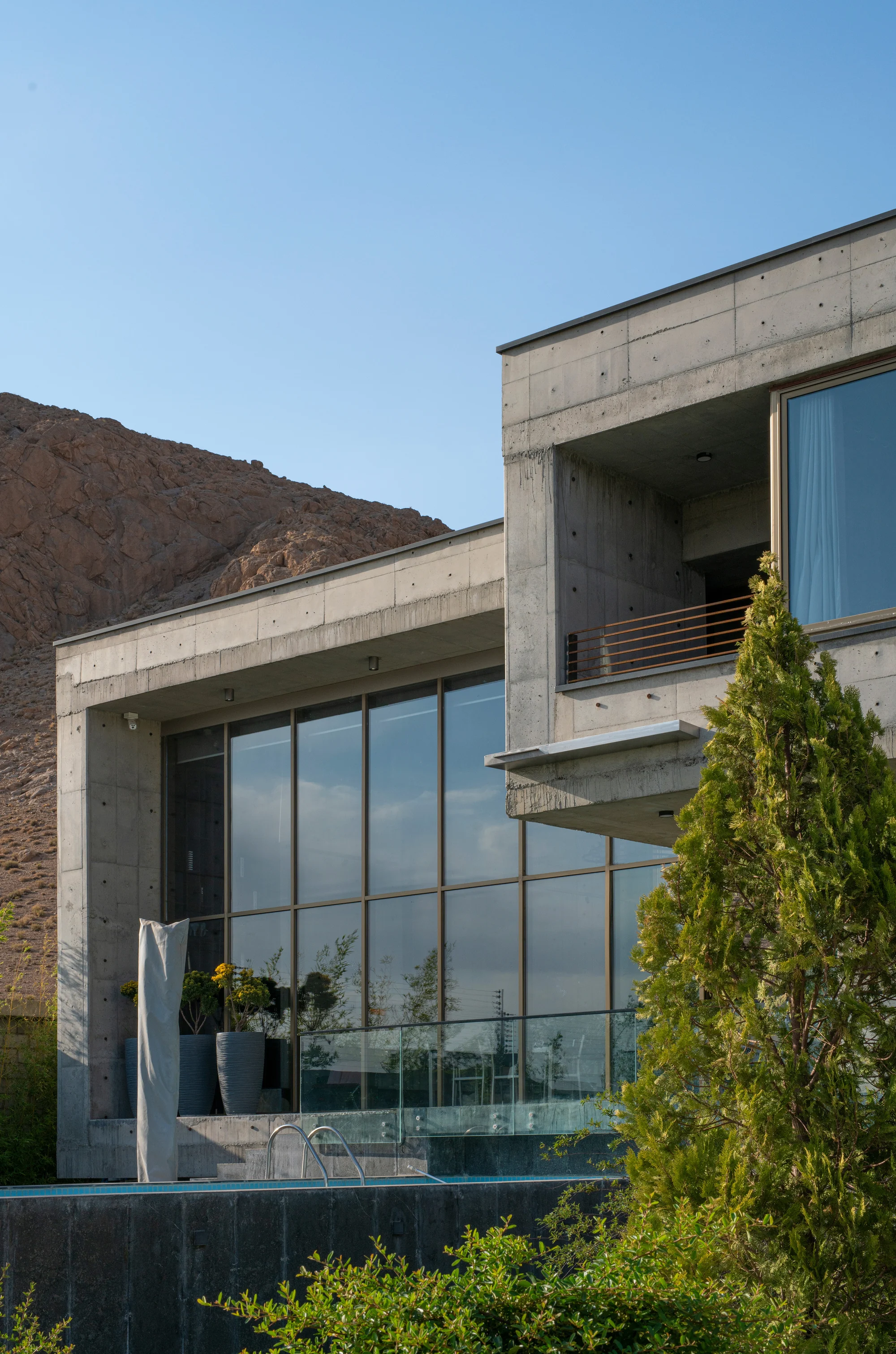 نمای پنجرهای ویلا باغ شهر با منظر کوهستانی