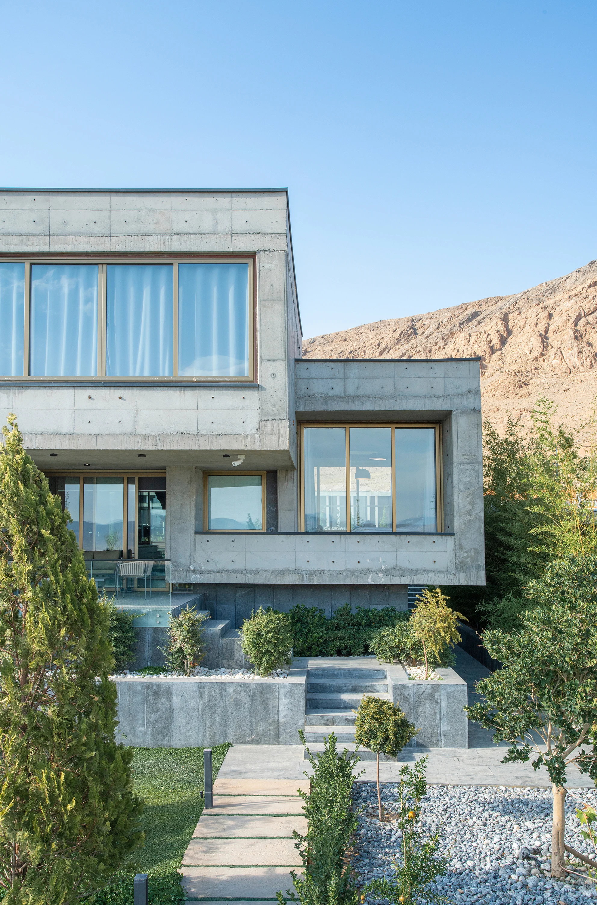 فضای نشیمن ویلا باغ شهر با دکوراسیون مدرن