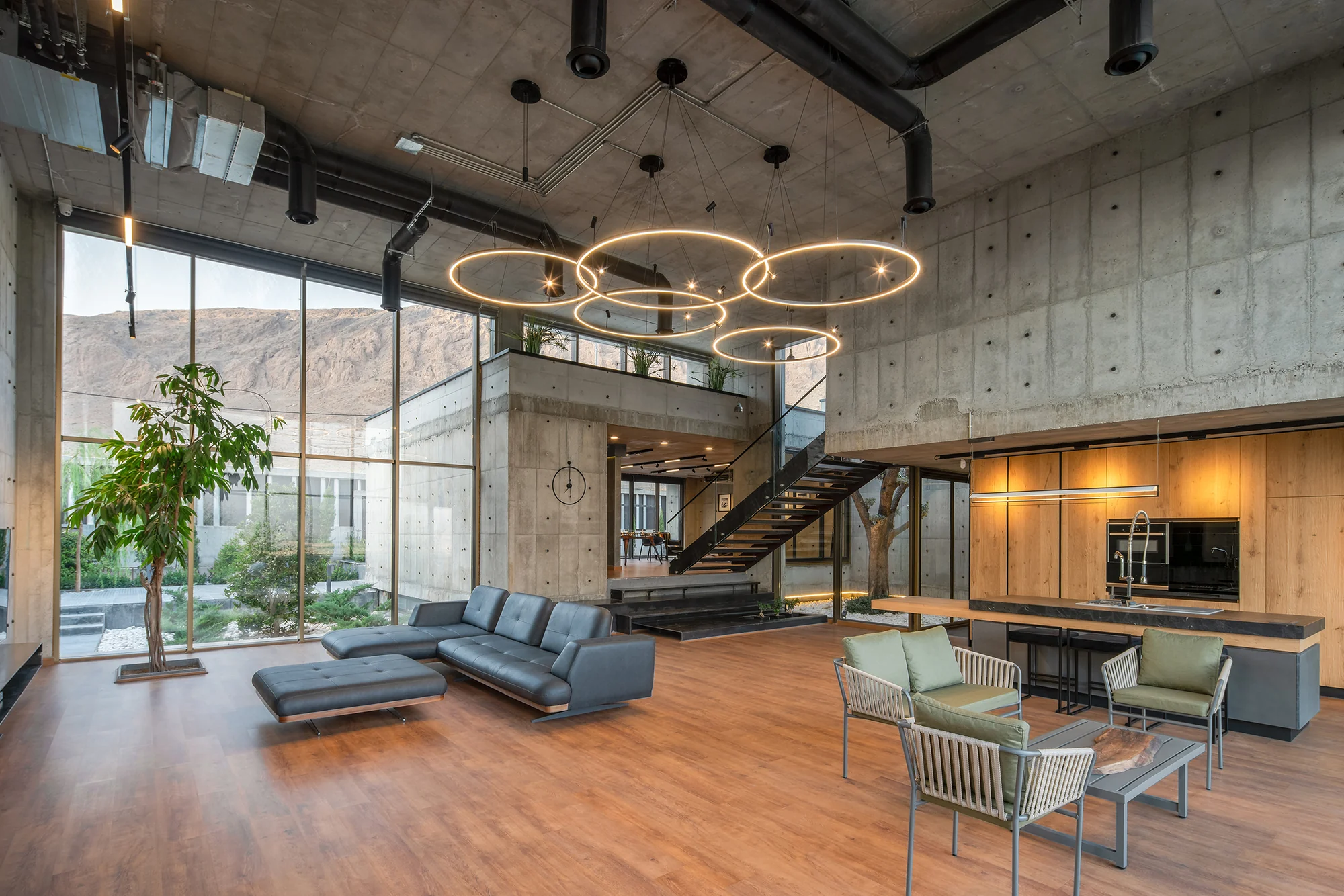 فضای داخلی ویلا باغ شهر با دکوراسیون معاصر