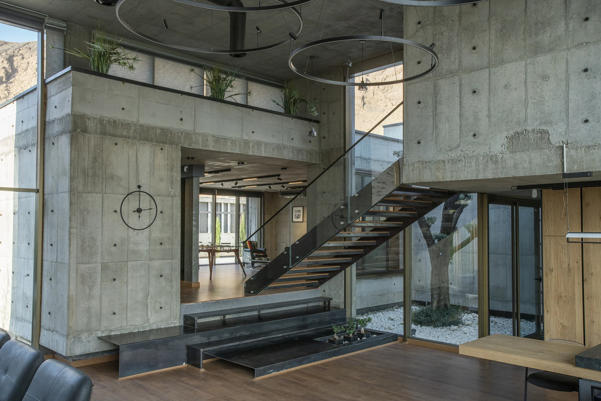 نمای آجری ویلا باغ شهر با معماری نامنظم