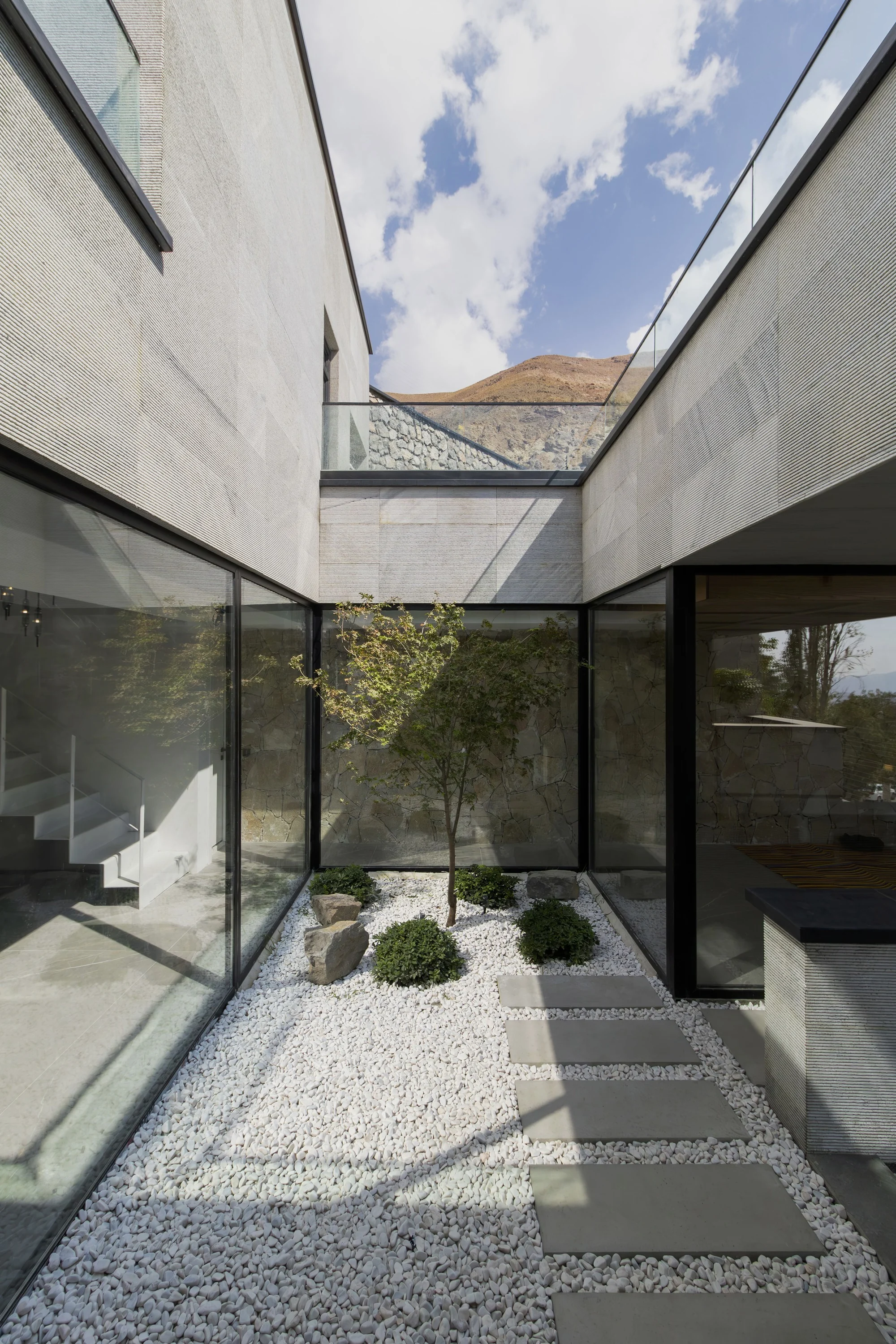 پلان معماری ویلا کوهروان با تراسهای شیبدار و لایهبندی