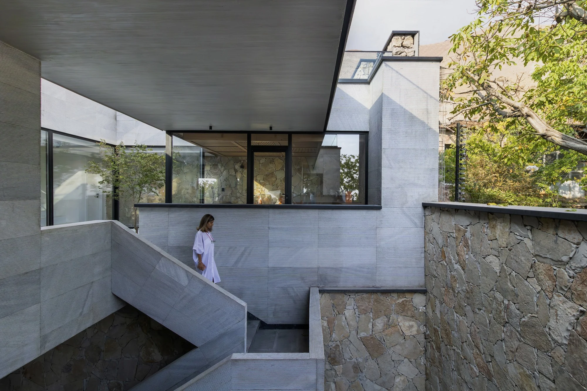 نمای مدرن ویلا کوهروان با ارتفاع محدود ۱۰.۵۰ متر