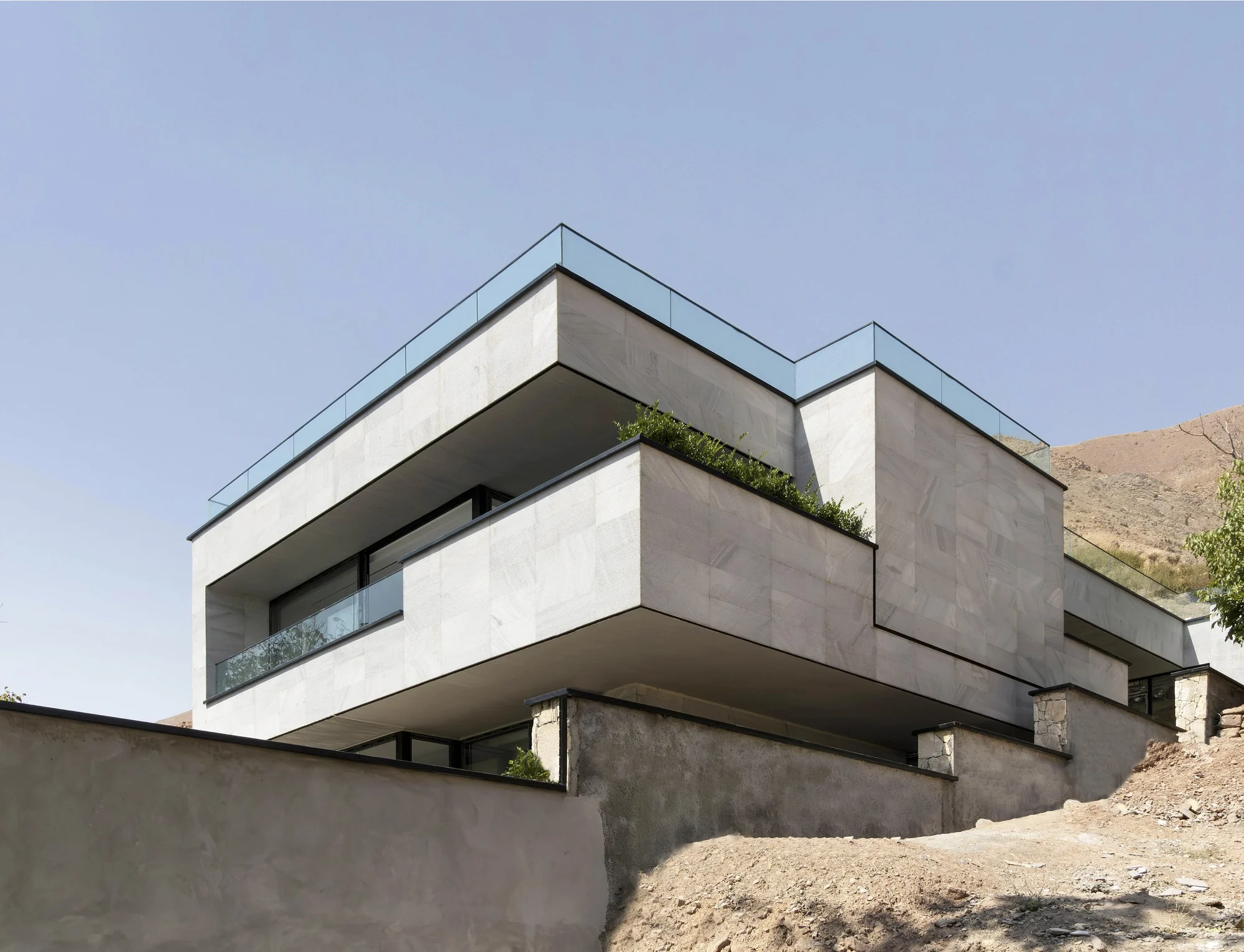 فضای داخلی ویلا کوهروان با پلان سه طبقه و نور طبیعی