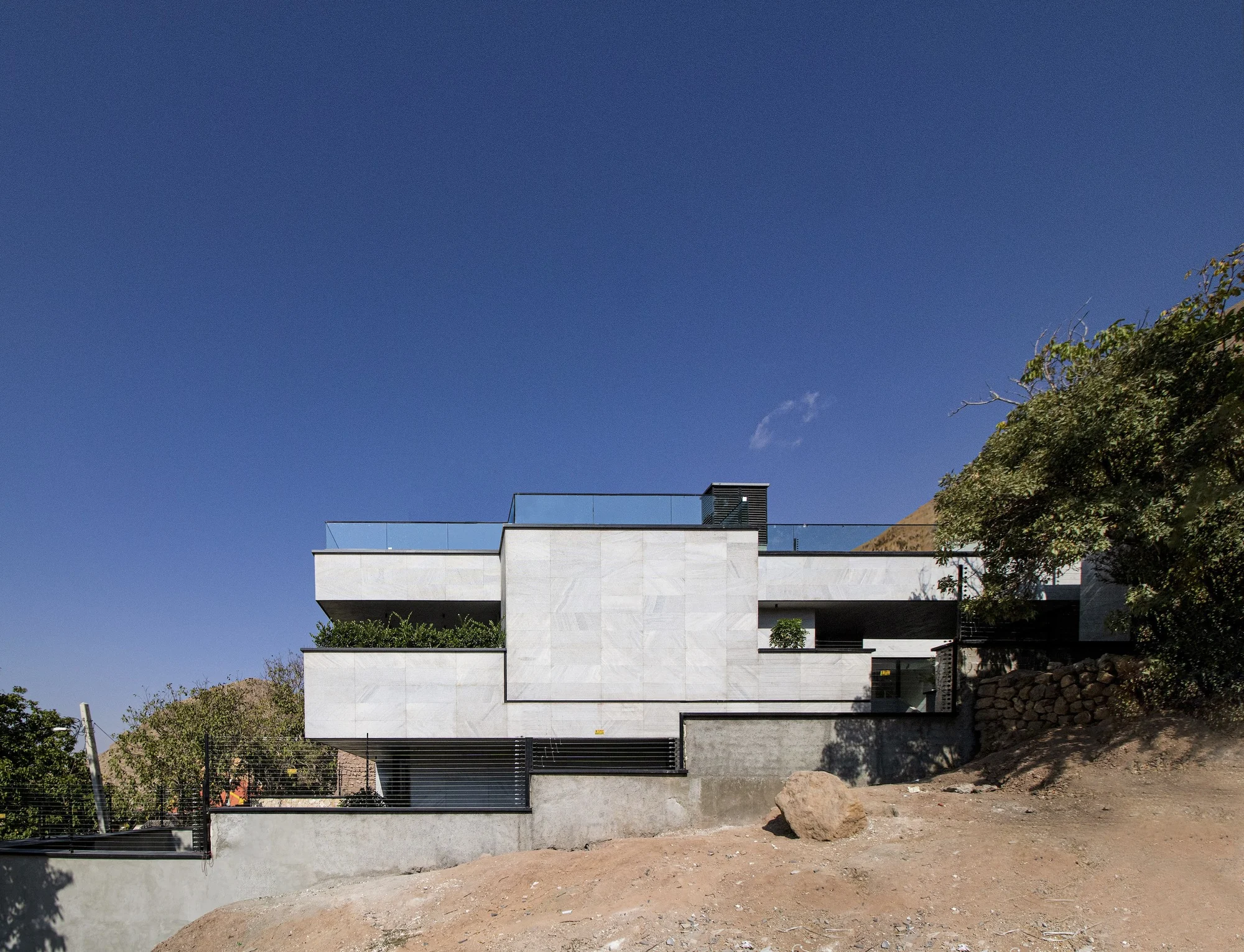 نمای تراسدار ویلا کوهروان با لایههای تعادل حجم