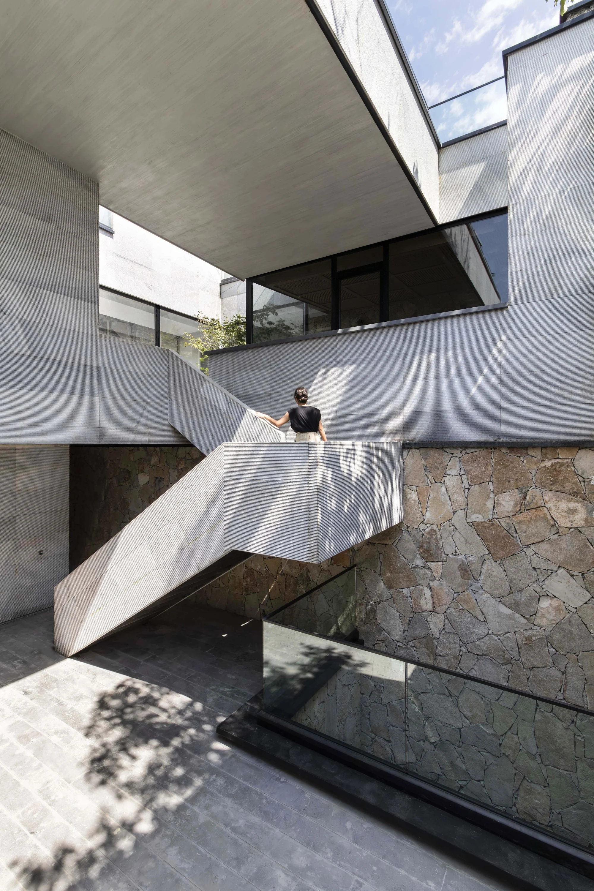 فضای نشیمن ویلا کوهروان با منظر شیب ۲۰%