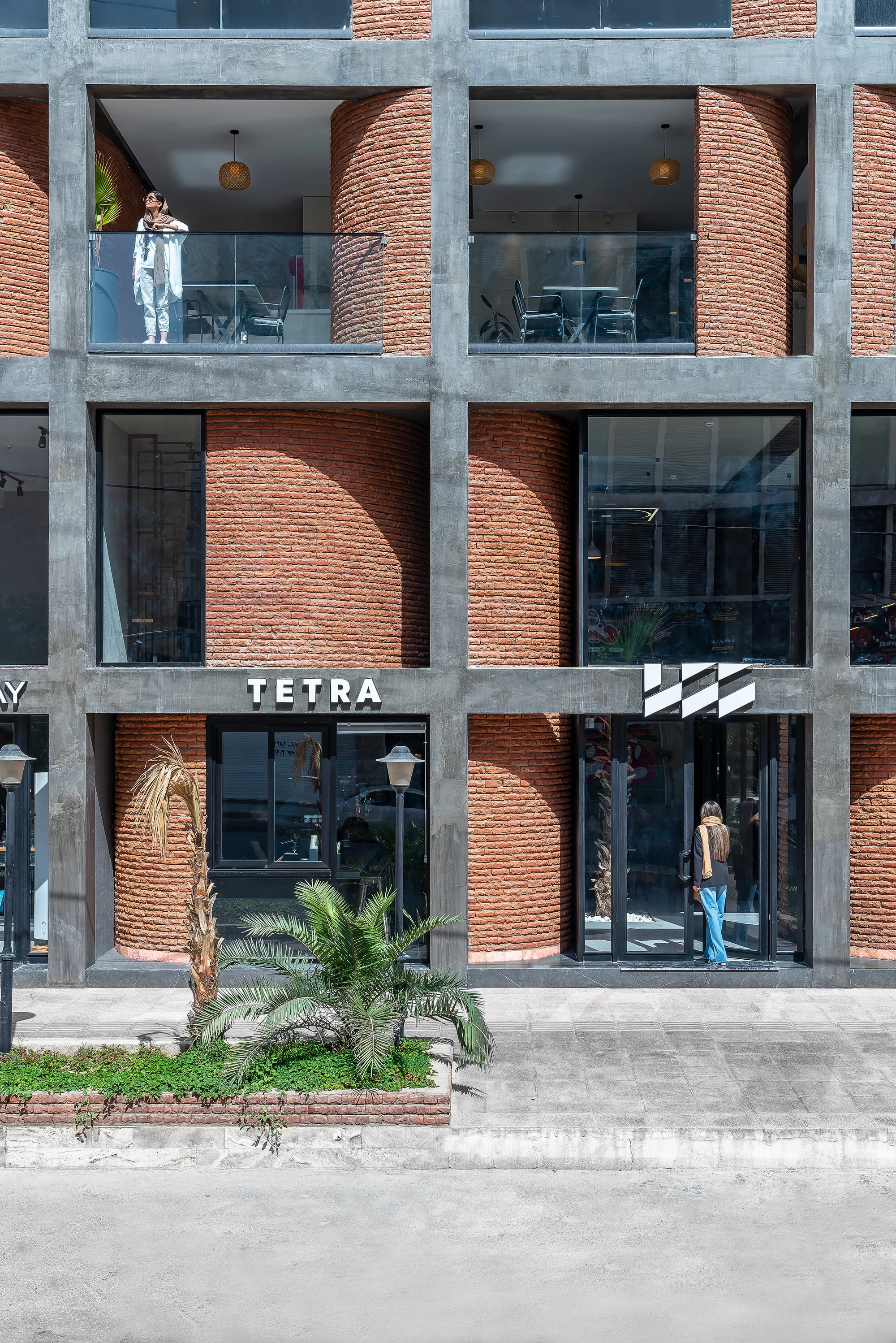 پلان معماری تالار غذای تترا با مساحت 420 مترمربع و آتریوم