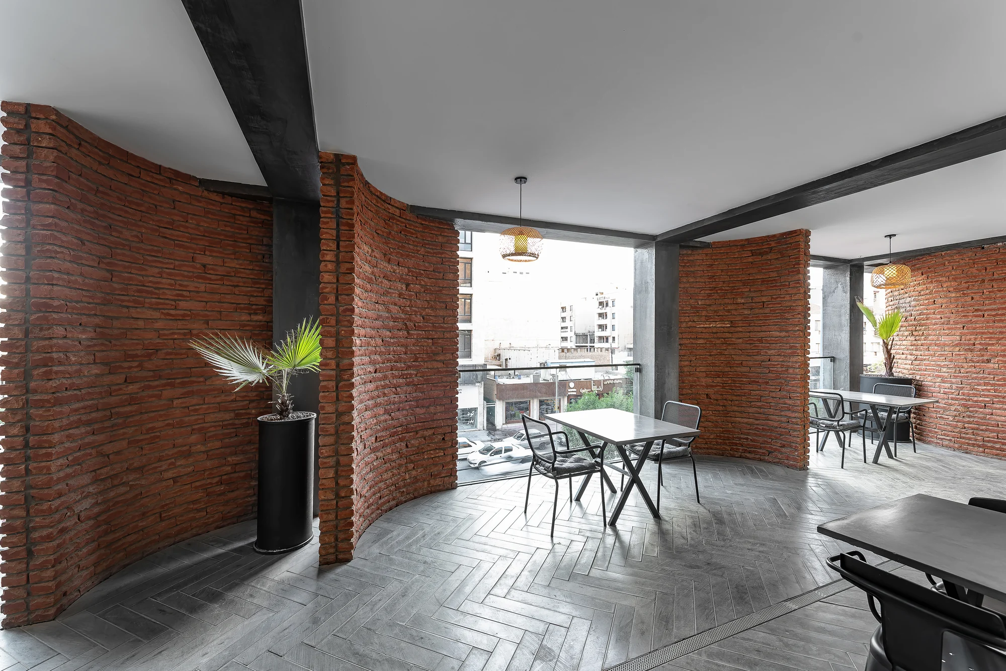 فضای غذاخوری تالار غذای تترا با پلان باز و نور طبیعی