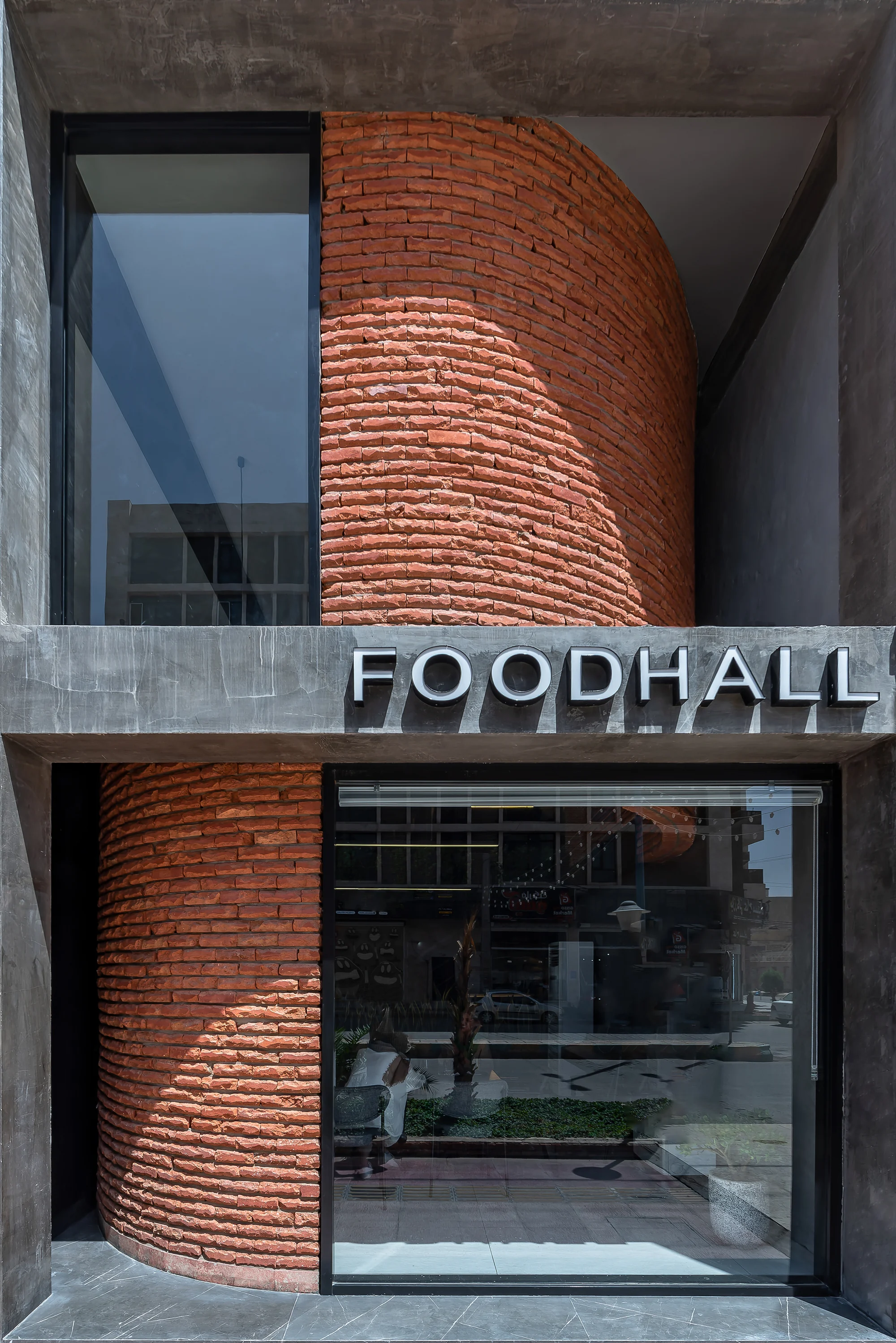 نمای آتریوم تالار غذای تترا با معماری معاصر