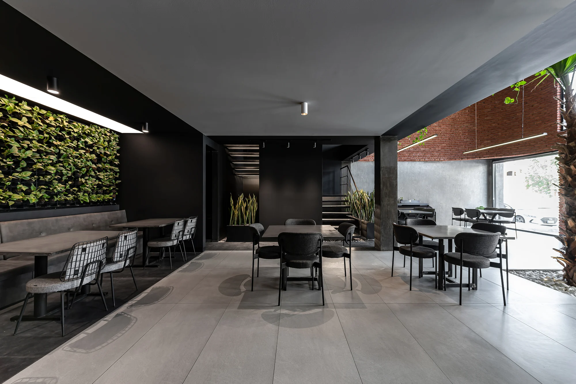 فضای داخلی تالار غذای تترا با دکوراسیون معاصر