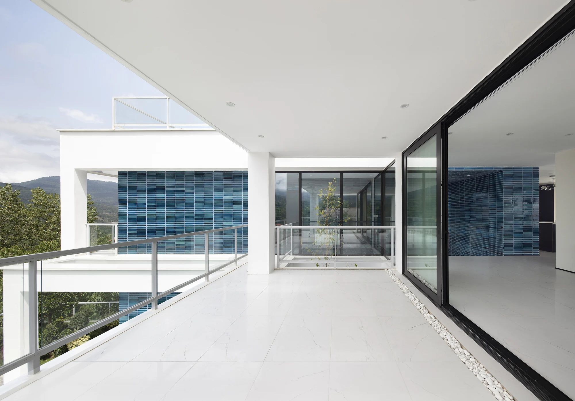 نمای مدرن ویلا سانگده با متریال بتنی و منظر بالا