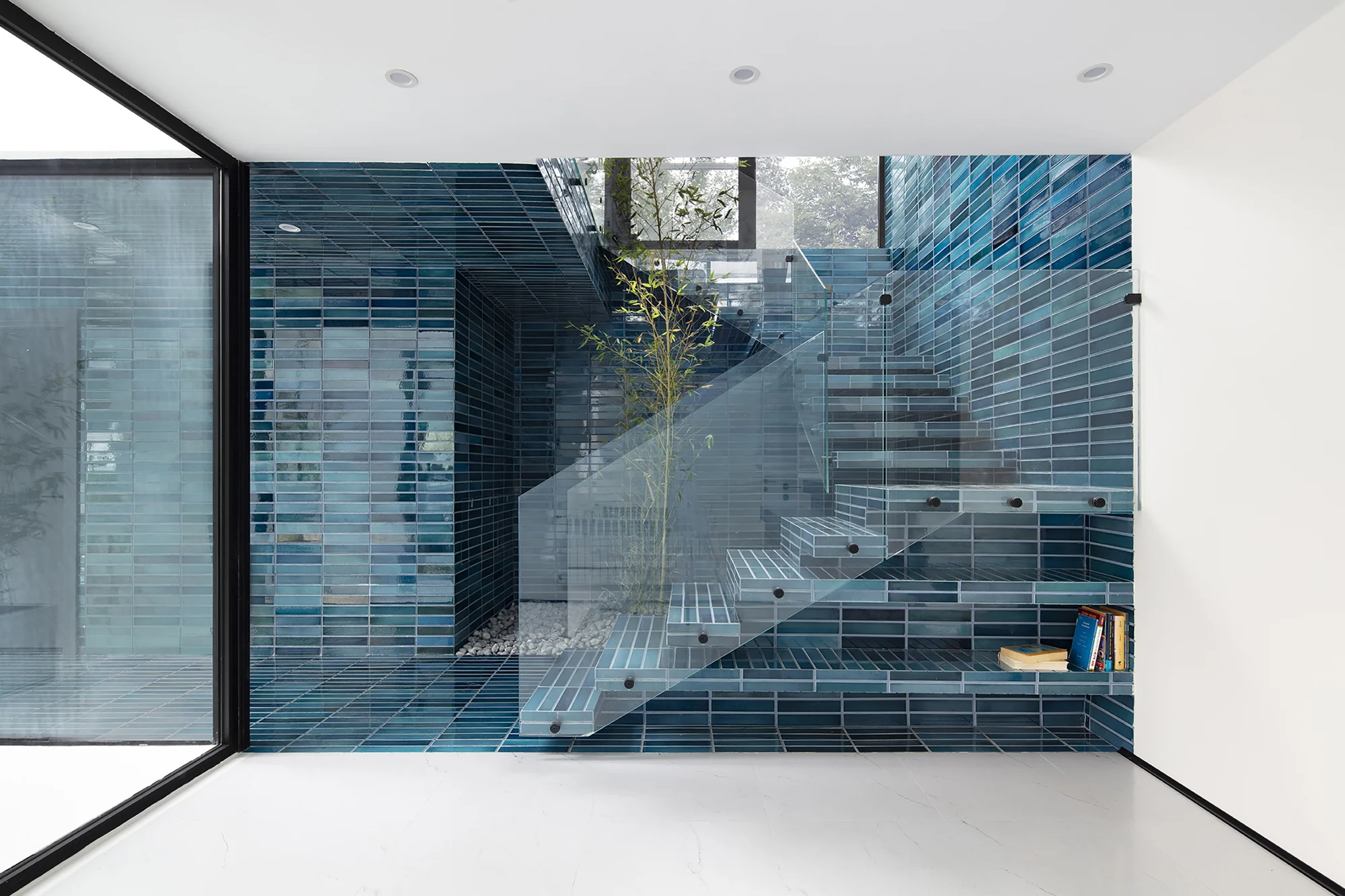 فضای داخلی ویلا سانگده با پلان باز و نور طبیعی