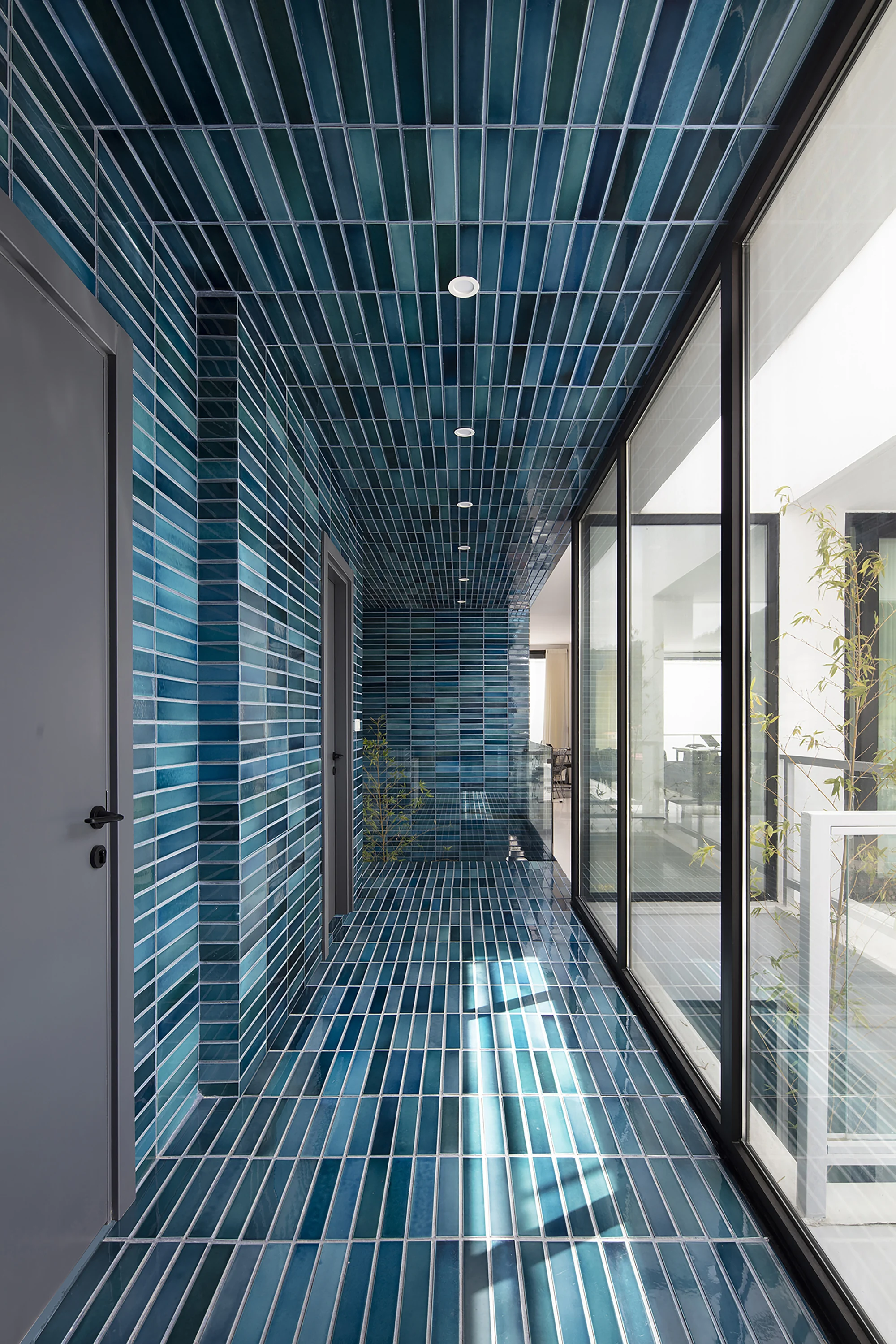 طراحی پایدار ویلا سانگده با ارتفاع ۷ متری از خیابان