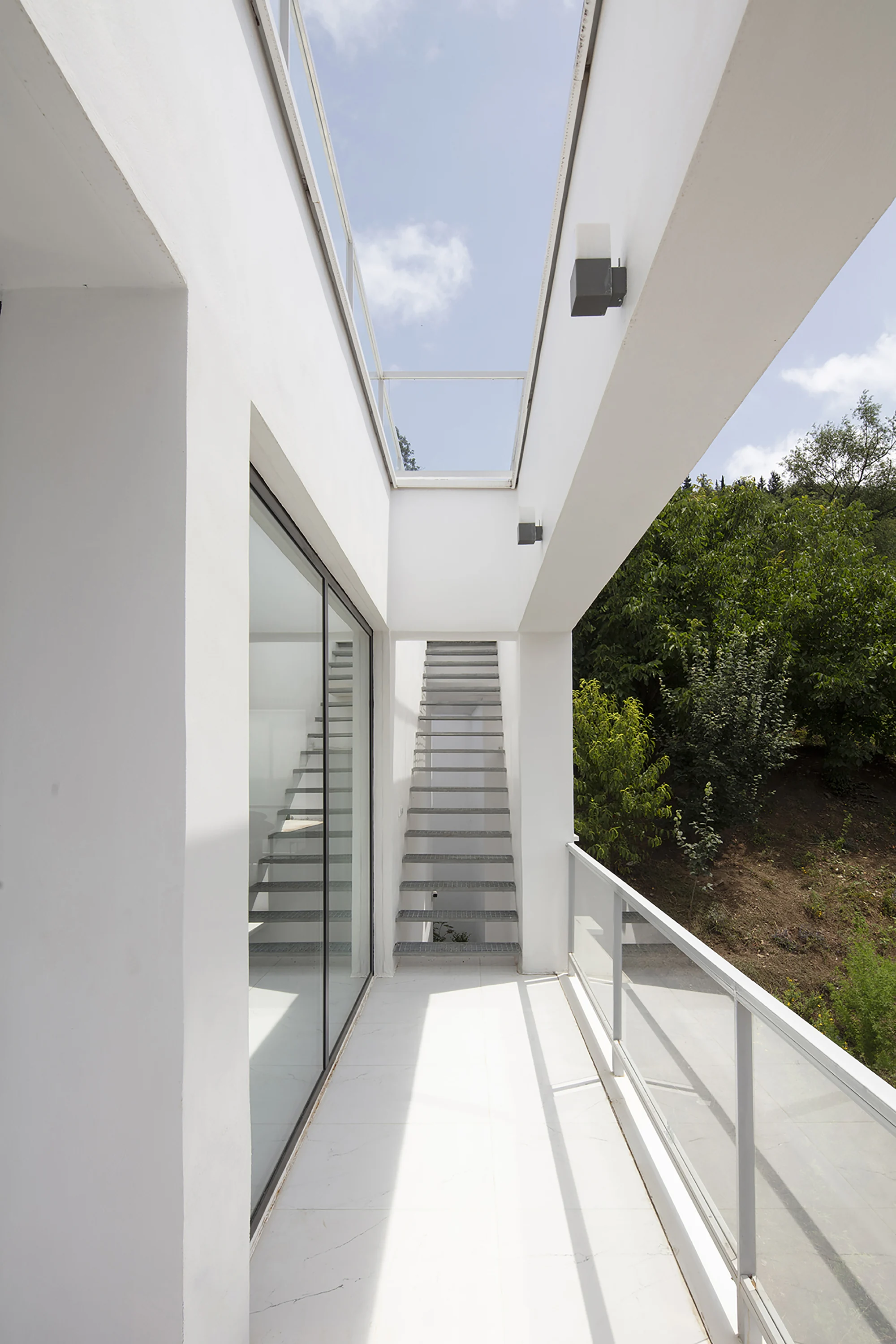 طراحی معماری ویلا سانگده با تعادل ارتفاع و منظر