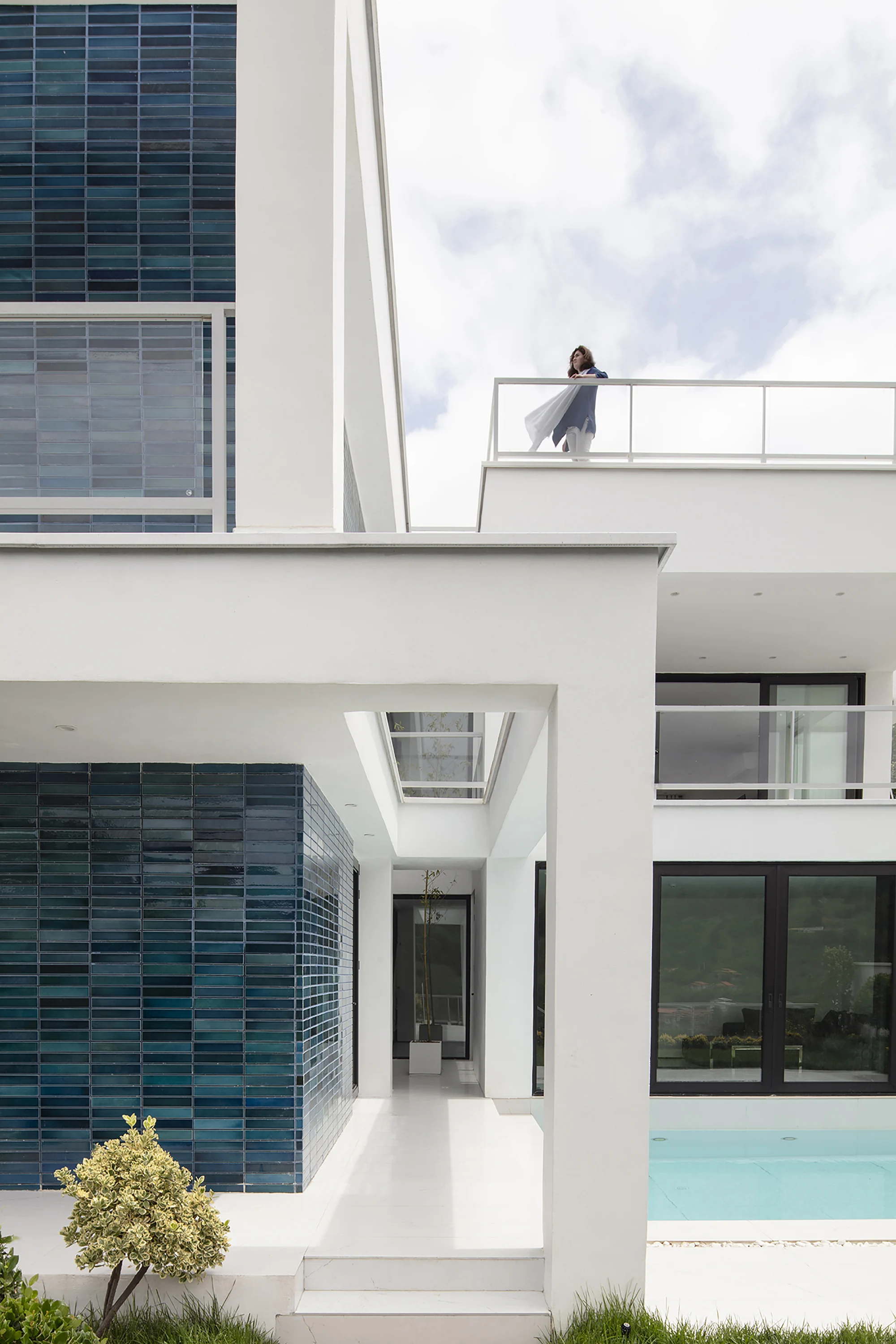 نمای بیرونی ویلا سانگده با متریالهای پایدار