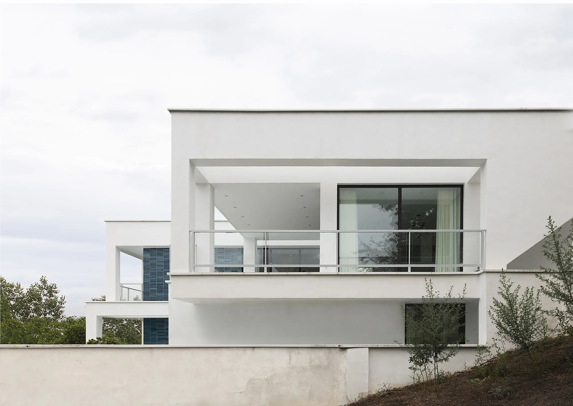 فضای داخلی ویلا سانگده با نور طبیعی و دکور