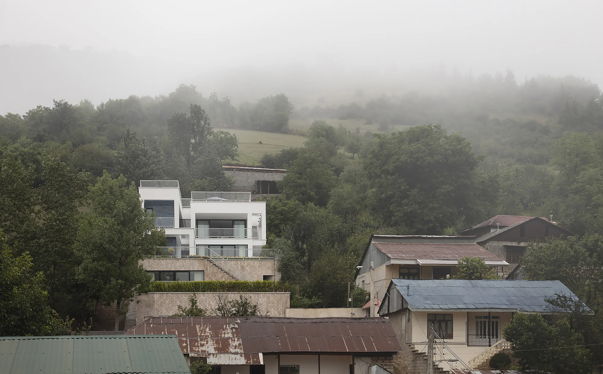 نمای خارجی ویلا سانگده با فرم چهار طبقه