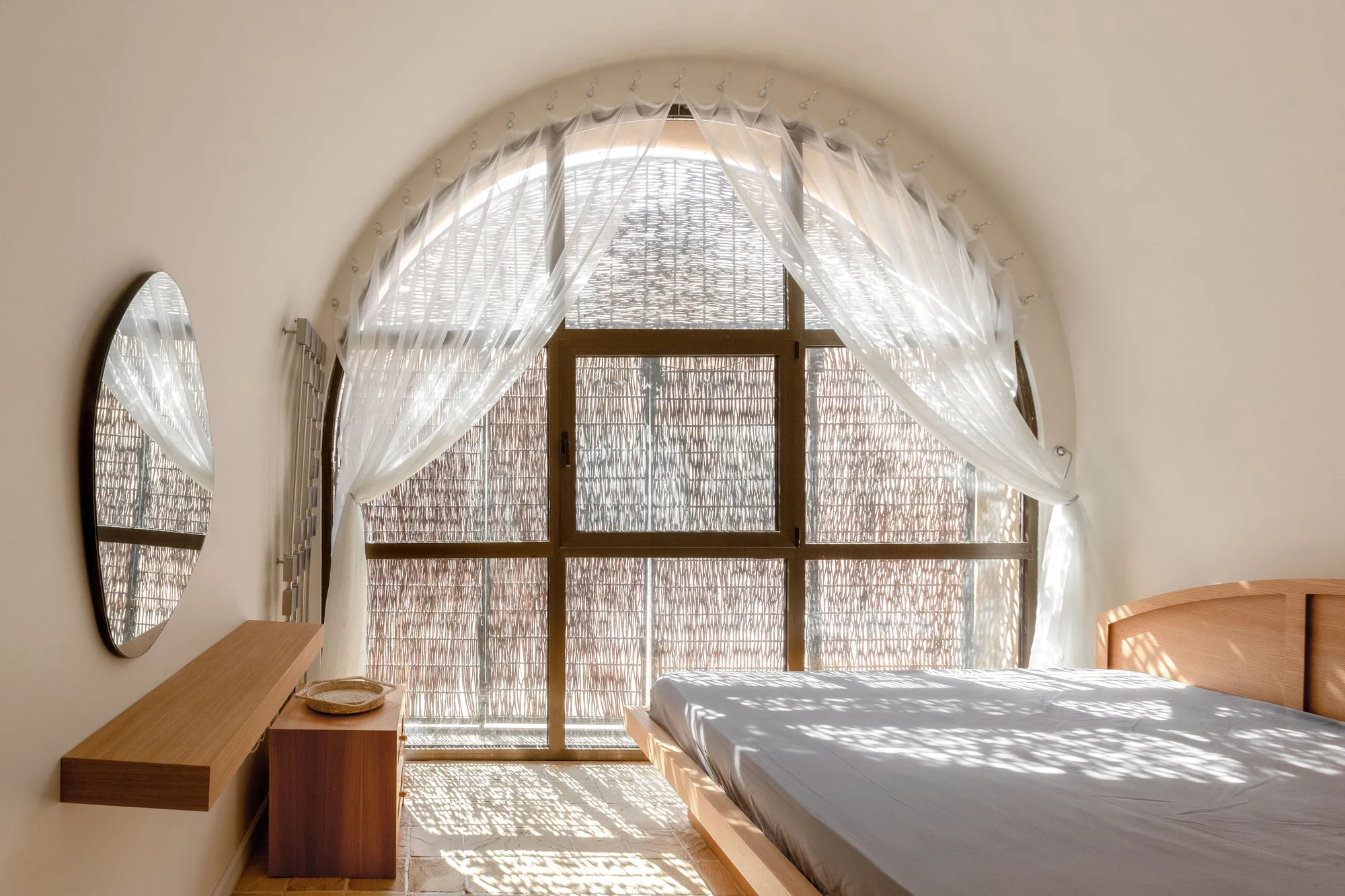 فضای داخلی خانه سپارو با پلان باز و نور طبیعی